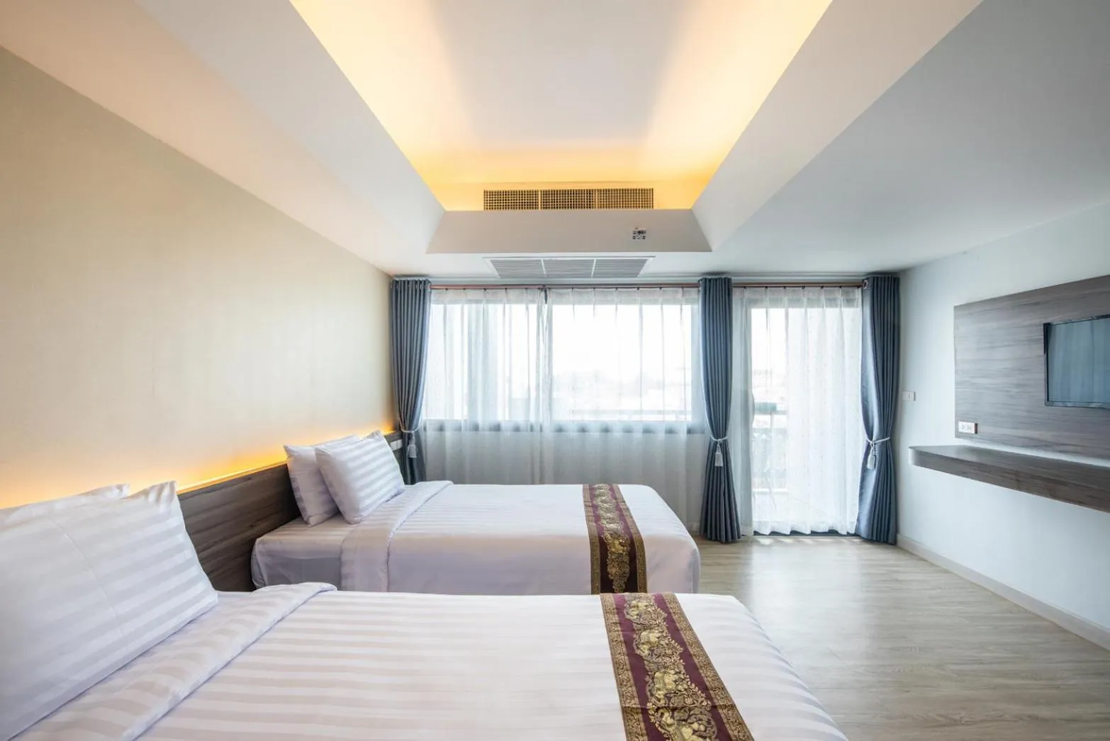 Photo of the whole room in Mylin Holiday