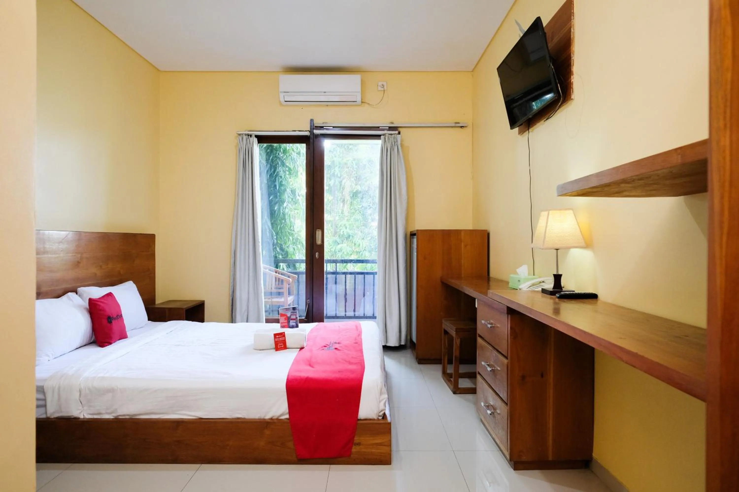 Bedroom, Bed in RedDoorz @ Kerta Dalem Sidakarya