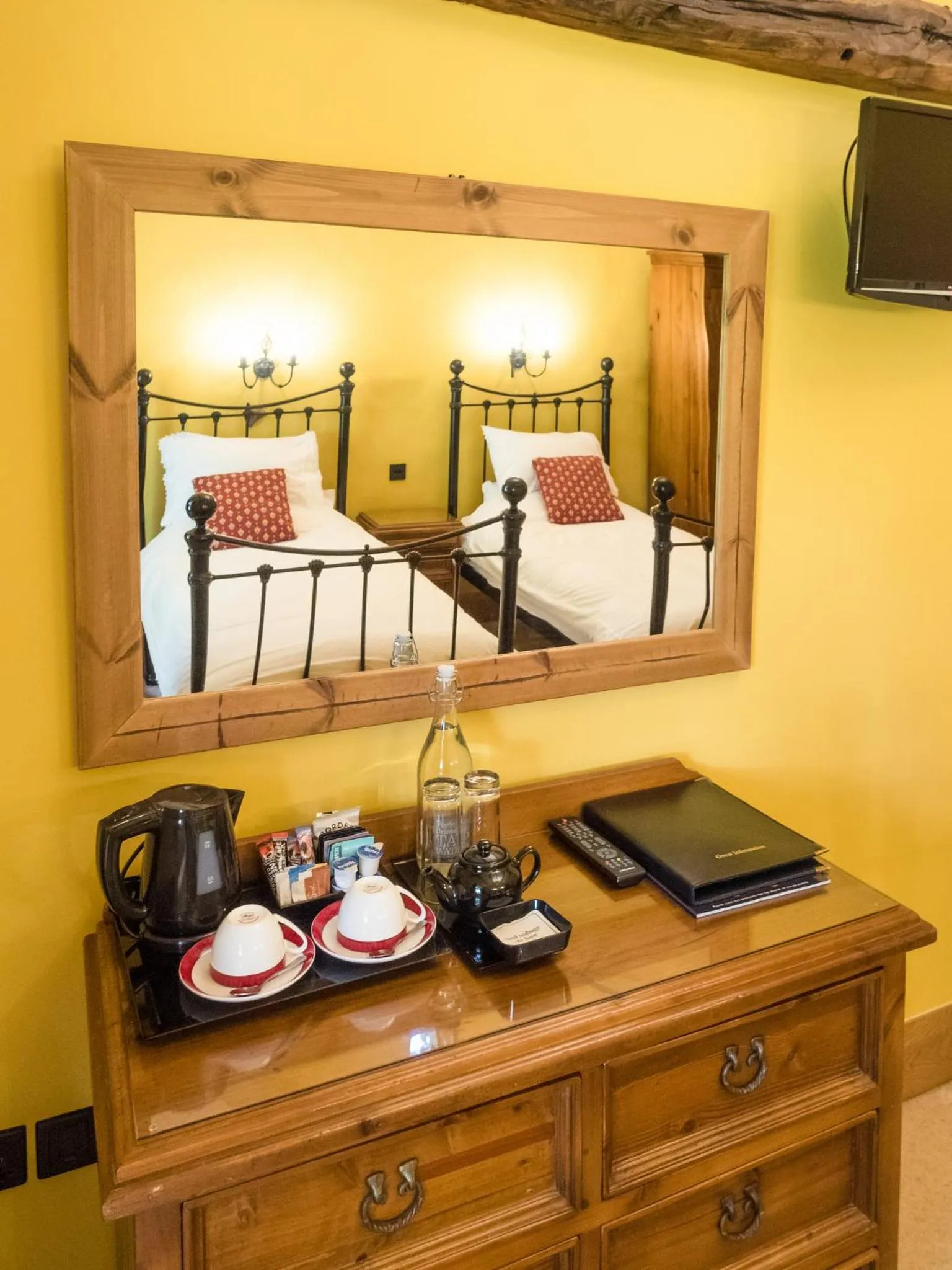Coffee/tea facilities, Bed in The Wayside and Whisky Barn