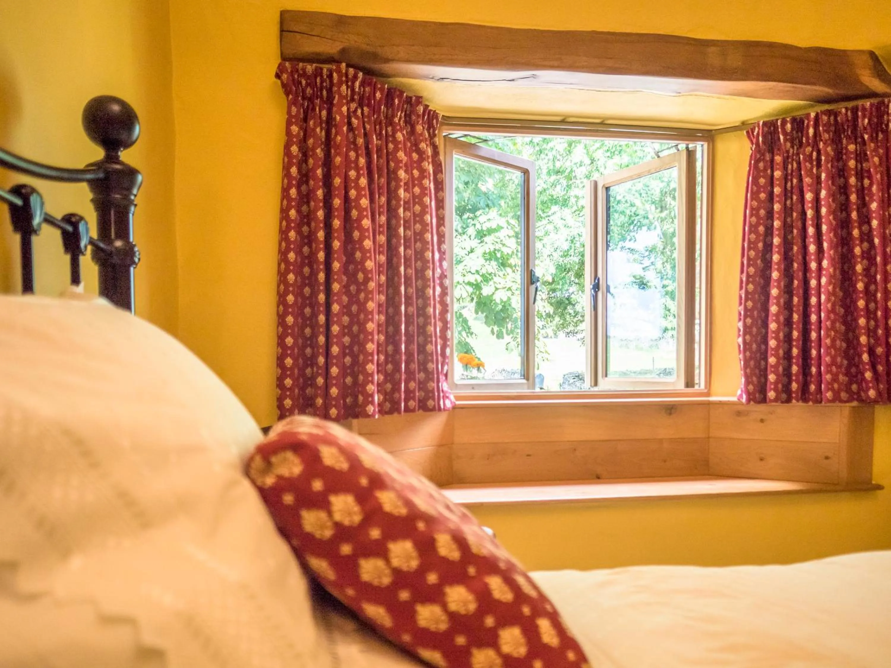 Bedroom, Bed in The Wayside and Whisky Barn