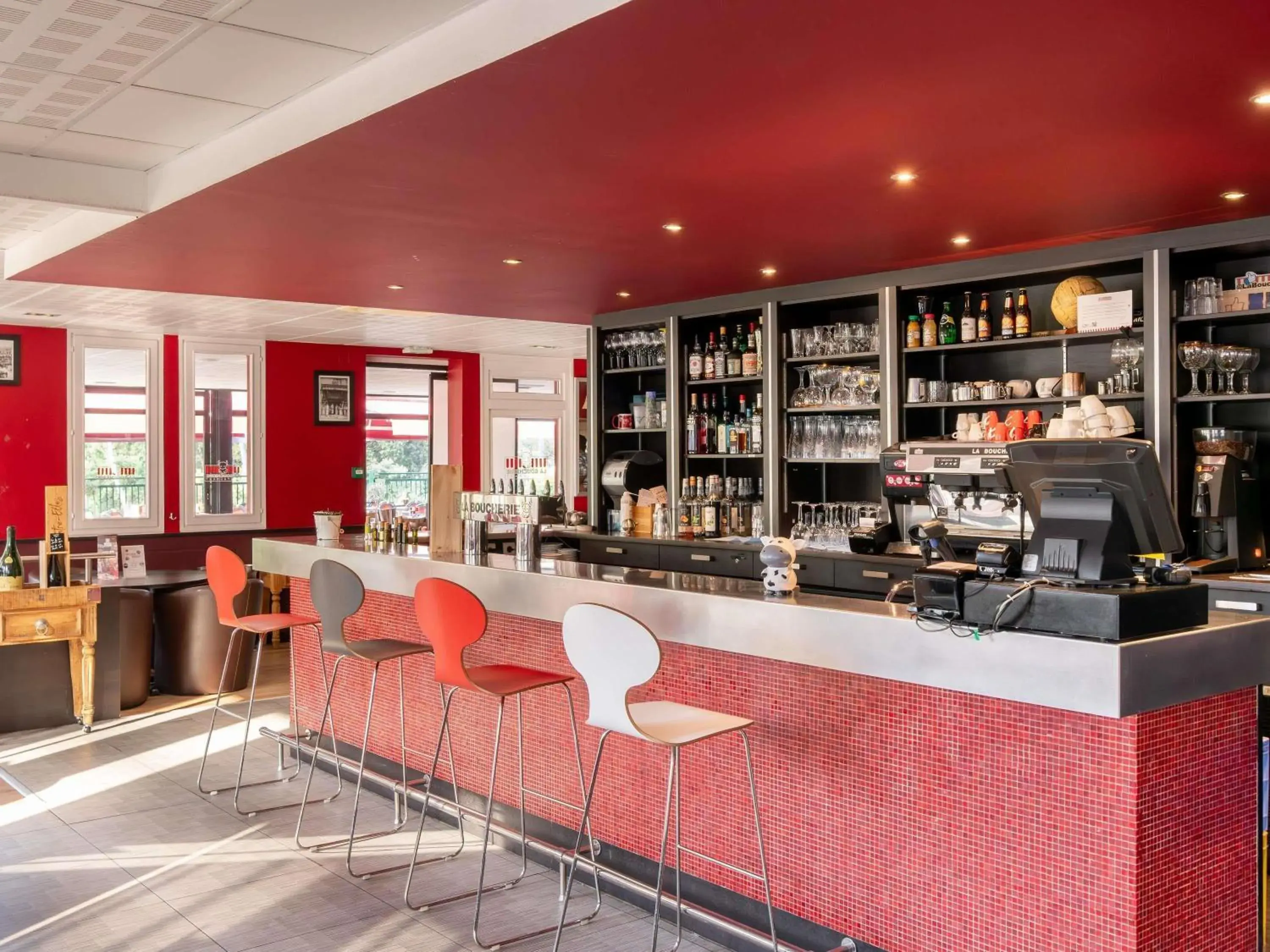 Lounge or bar in ibis Antibes Sophia-Antipolis Lounge or bar in ibis Antibes Sophia-Antipolis