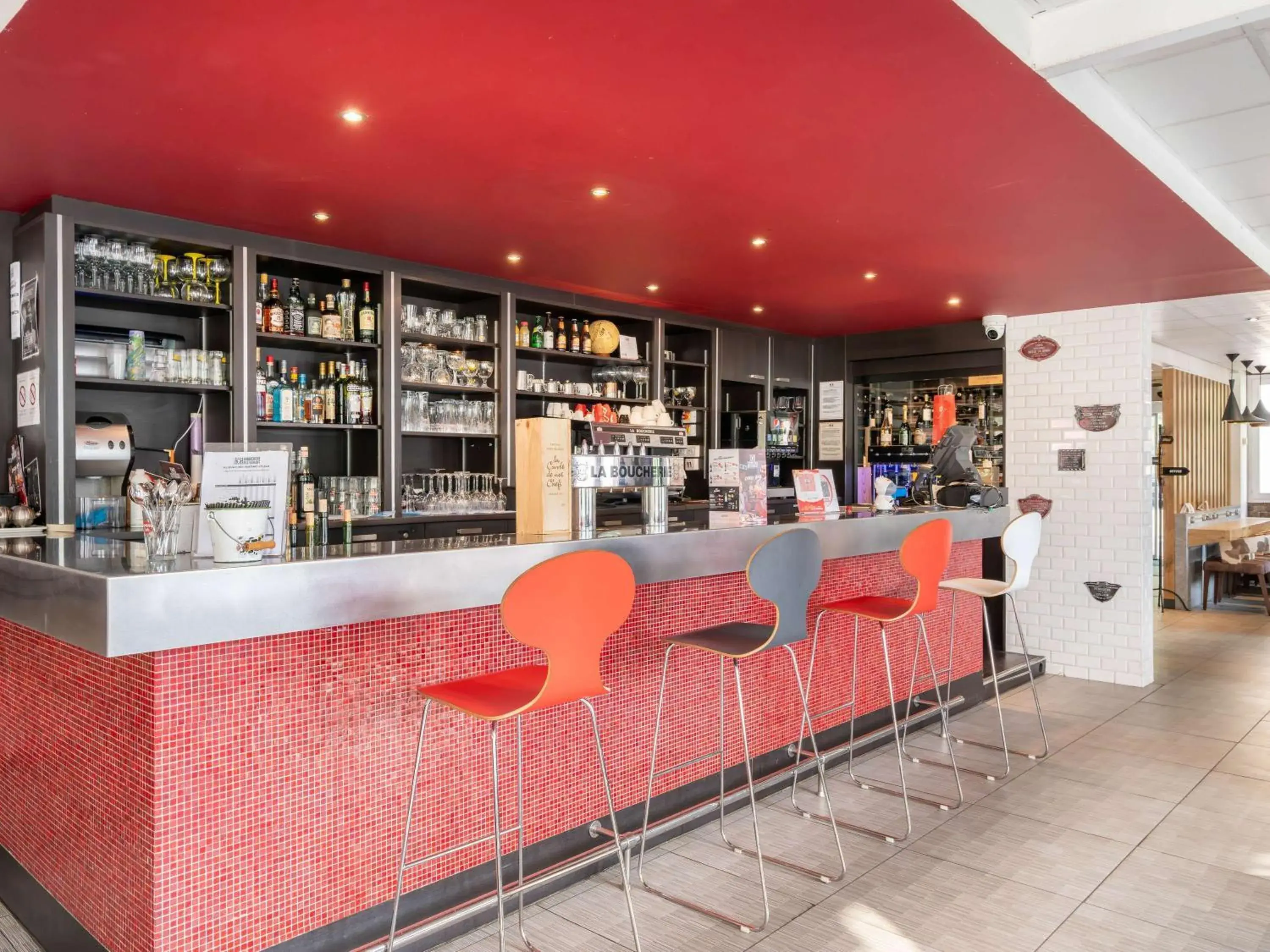 Lounge or bar in ibis Antibes Sophia-Antipolis Lounge or bar in ibis Antibes Sophia-Antipolis