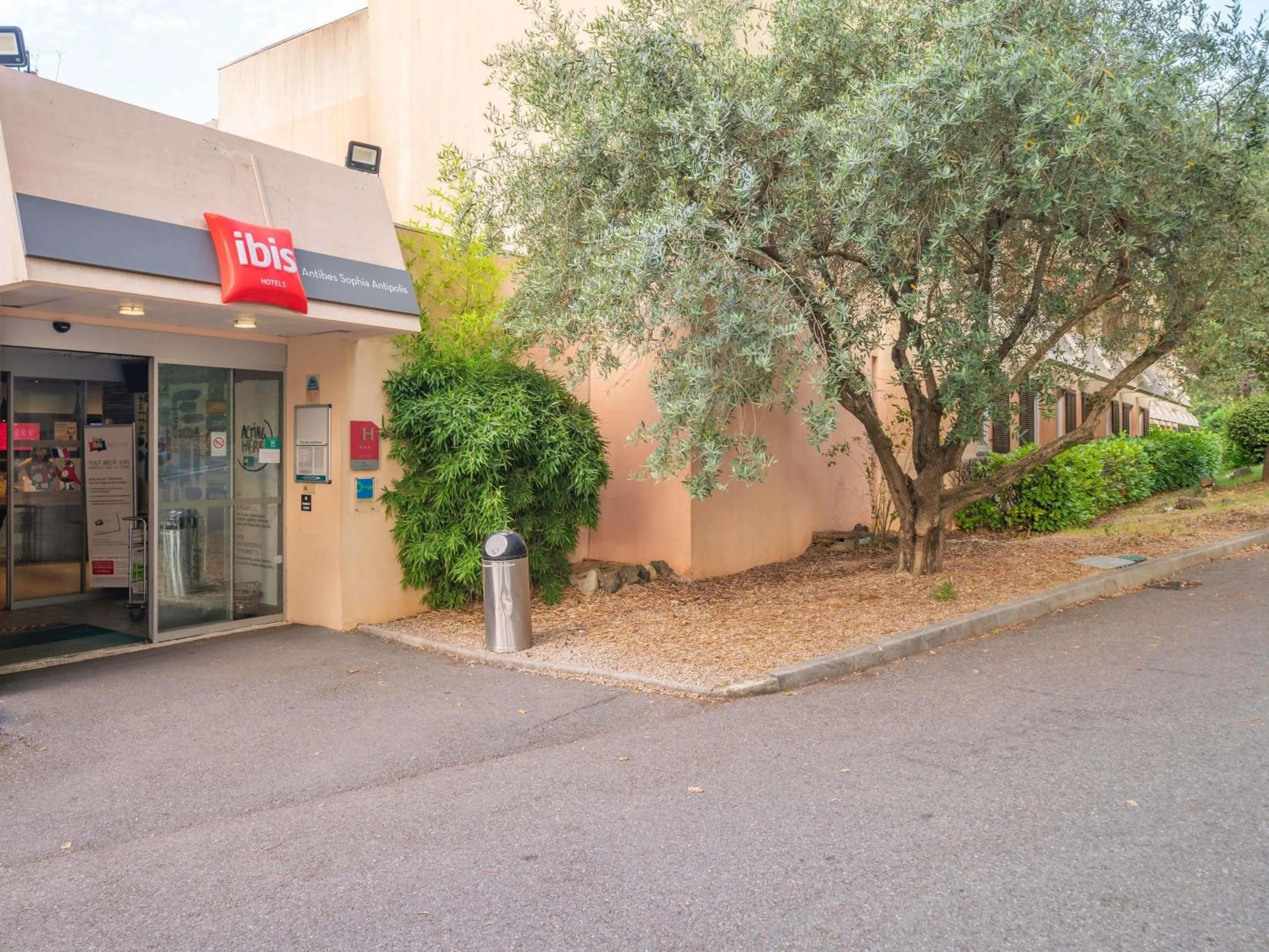 Property building in ibis Antibes Sophia-Antipolis
