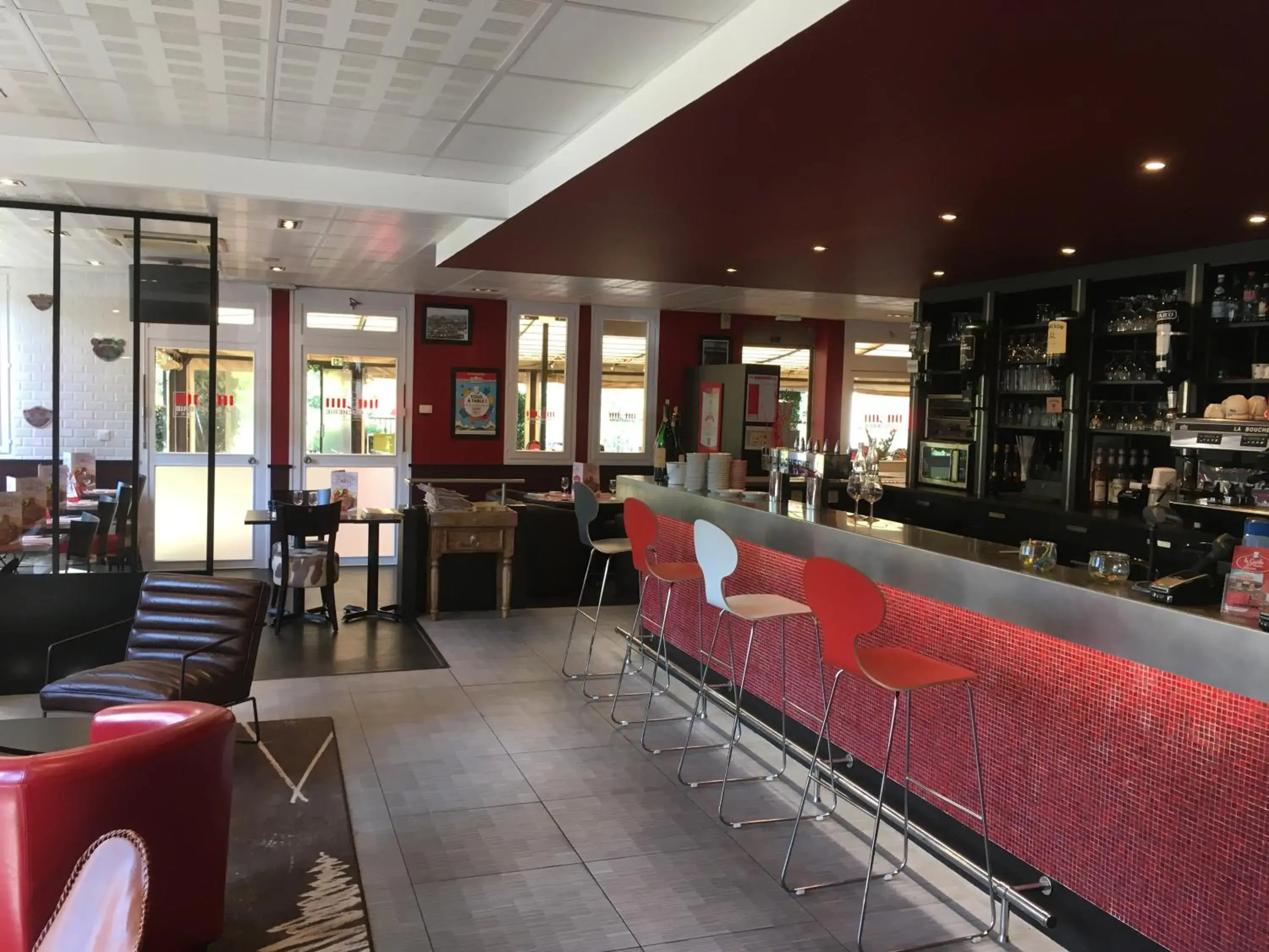 Lounge or bar in ibis Antibes Sophia-Antipolis Lounge or bar in ibis Antibes Sophia-Antipolis