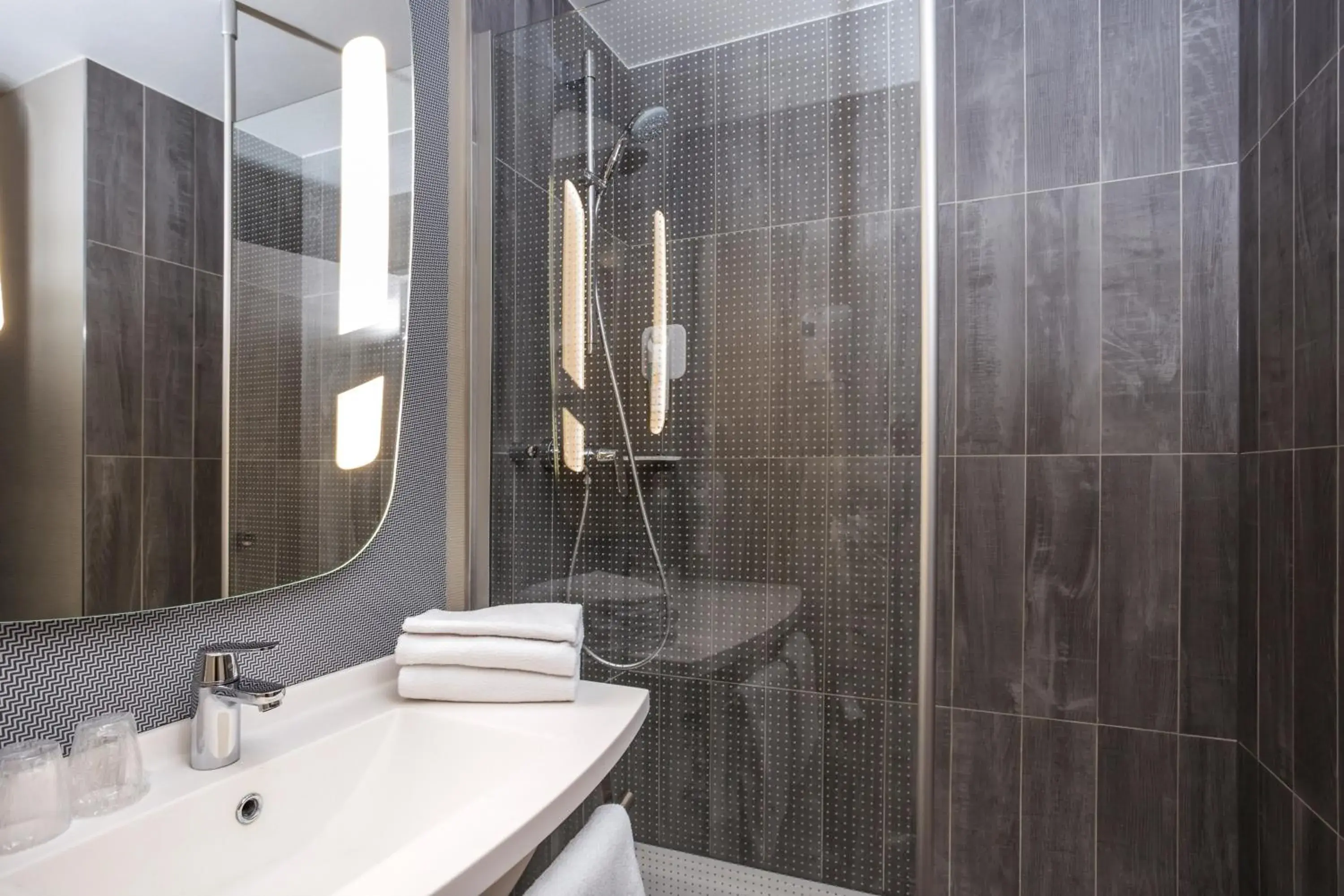 Bathroom in ibis Antibes Sophia-Antipolis Bathroom in ibis Antibes Sophia-Antipolis