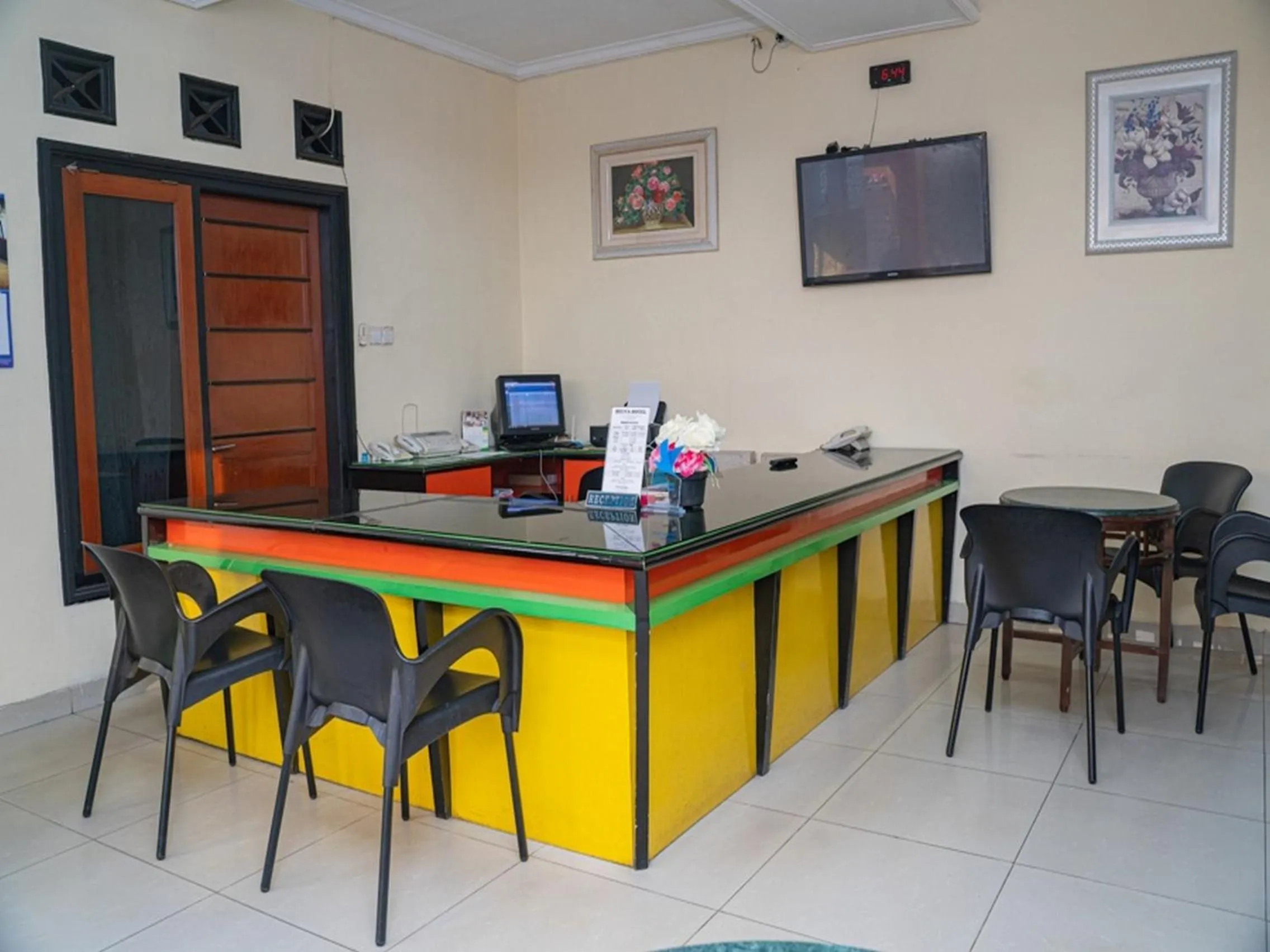 Lobby or reception in RedDoorz Plus @ Cibogo Puncak 3