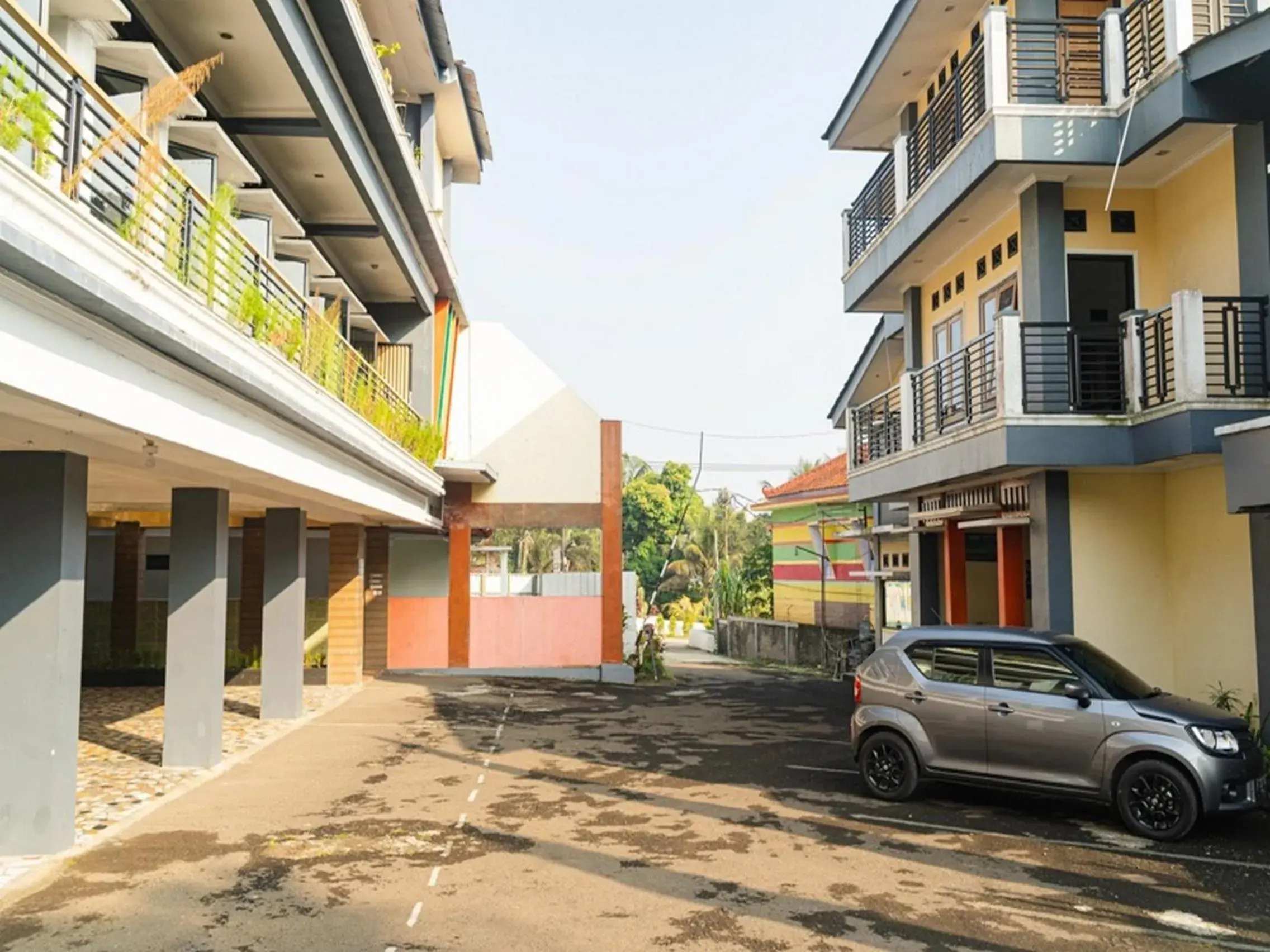 Property building in RedDoorz Plus @ Cibogo Puncak 3 Property building in RedDoorz Plus @ Cibogo Puncak 3
