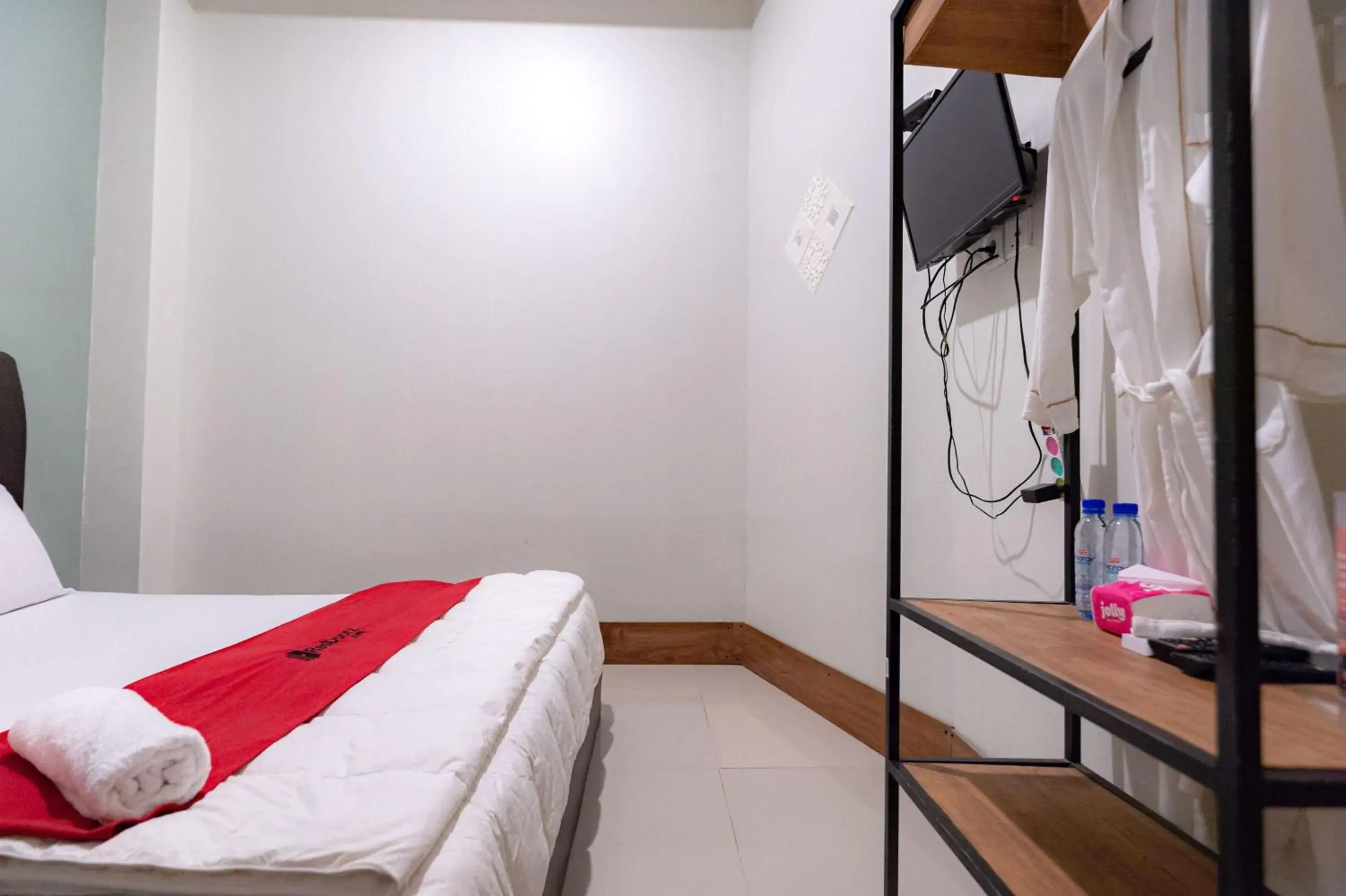 Bedroom, Bed in RedDoorz near Hang Nadim Batam Airport Bedroom, Bed in RedDoorz near Hang Nadim Batam Airport