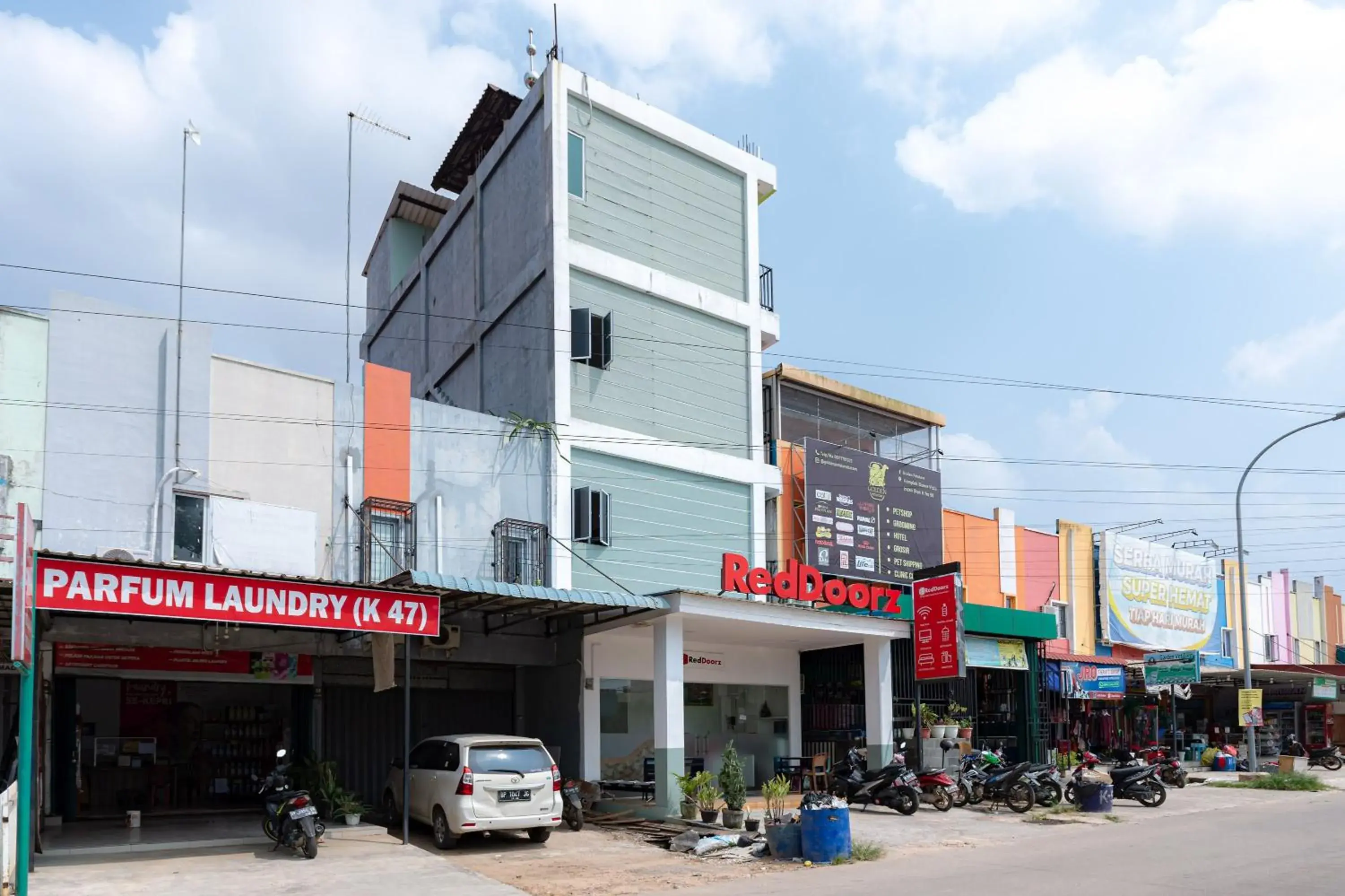Property building in RedDoorz near Hang Nadim Batam Airport Property building in RedDoorz near Hang Nadim Batam Airport