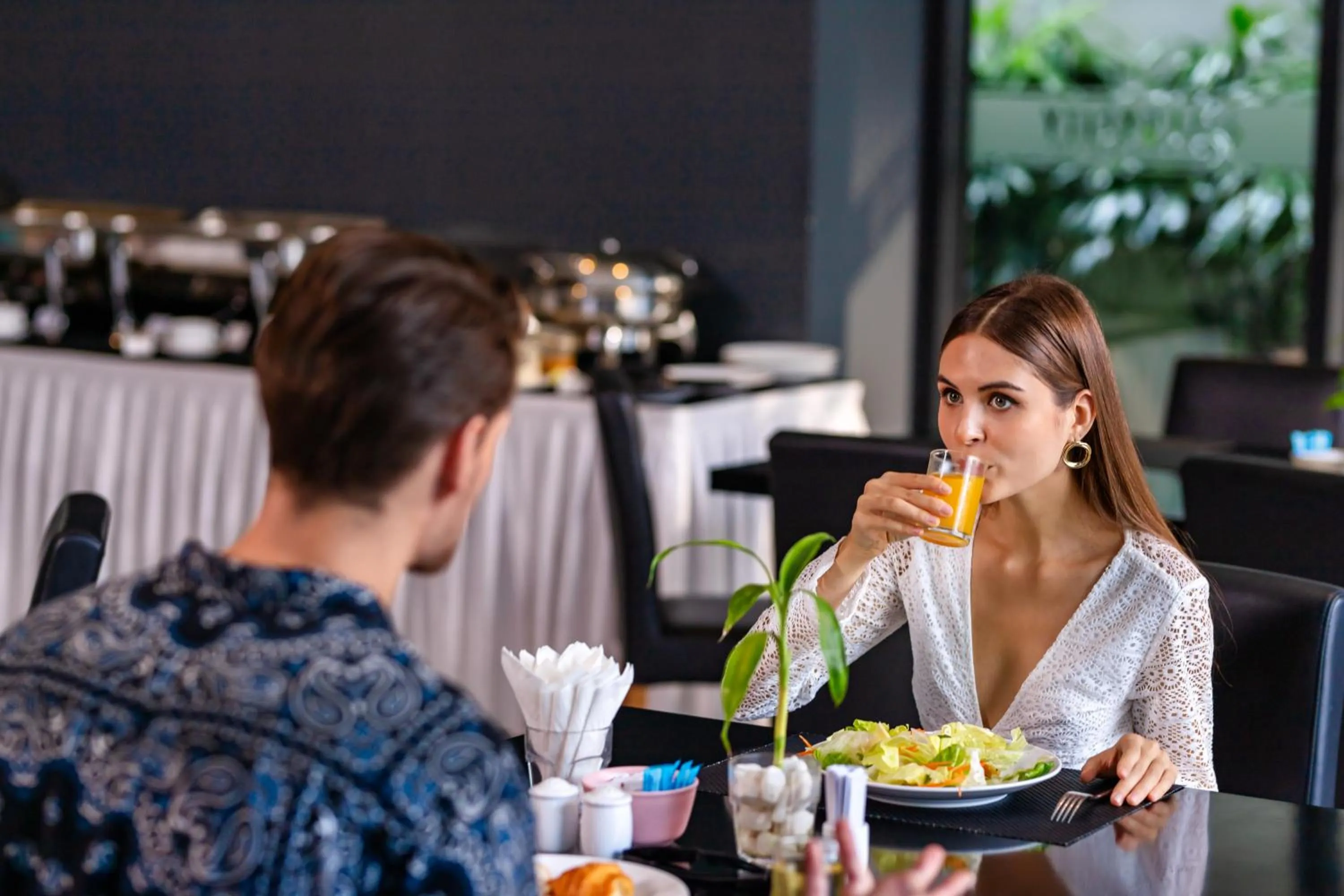 Restaurant/places to eat in Luxcity Hotel & Apartment