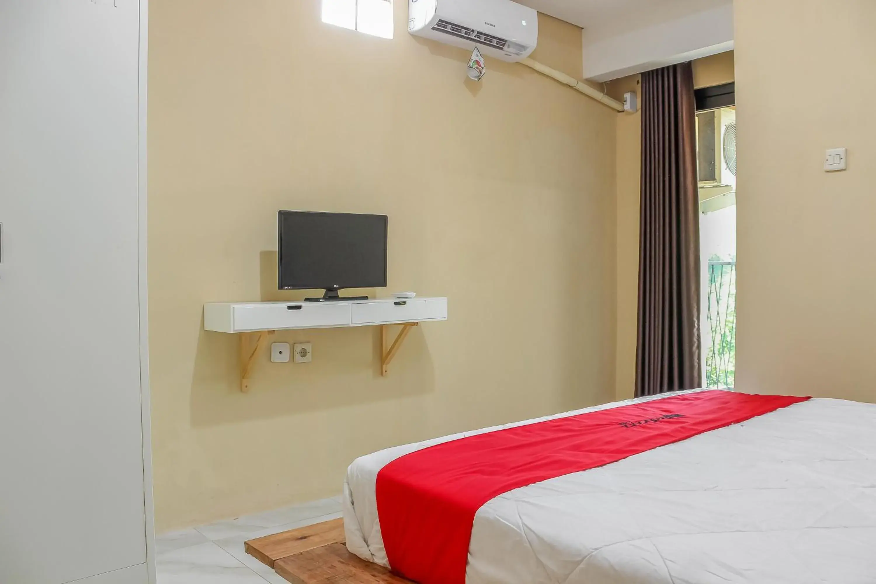 Bedroom, Bed in RedDoorz Syariah near Pasar Modern Cikopo Bedroom, Bed in RedDoorz Syariah near Pasar Modern Cikopo