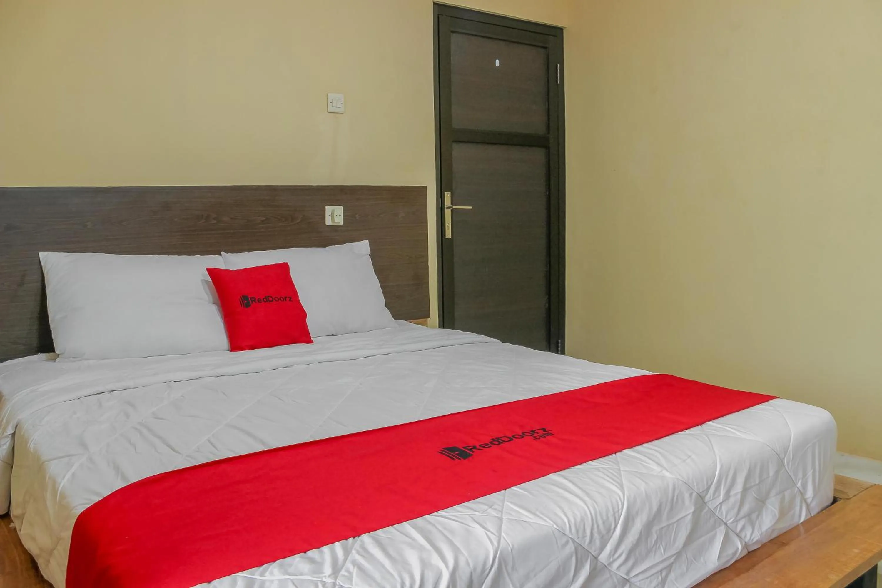 Bedroom, Bed in RedDoorz Syariah near Pasar Modern Cikopo