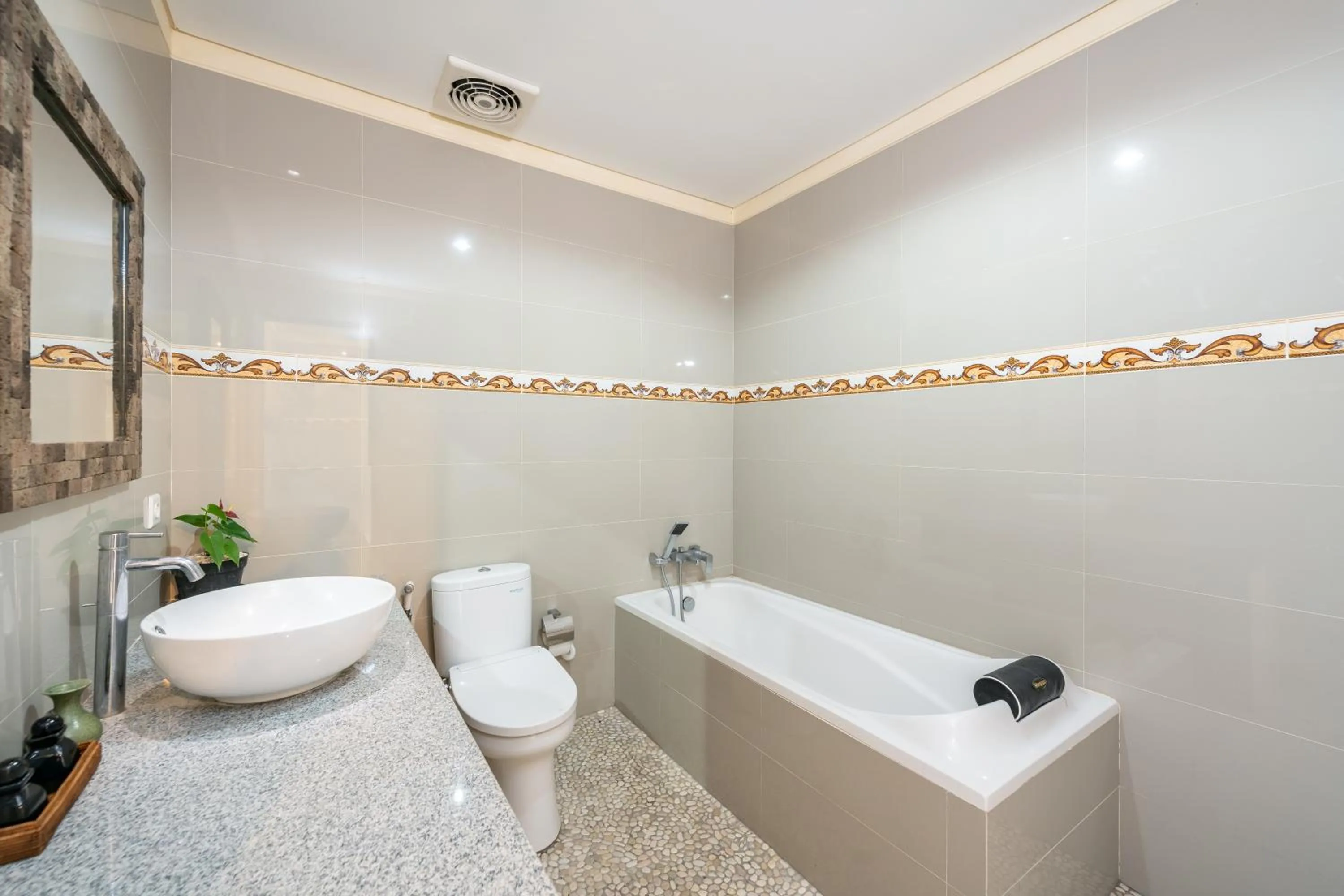 Toilet in Mardika Private Villa