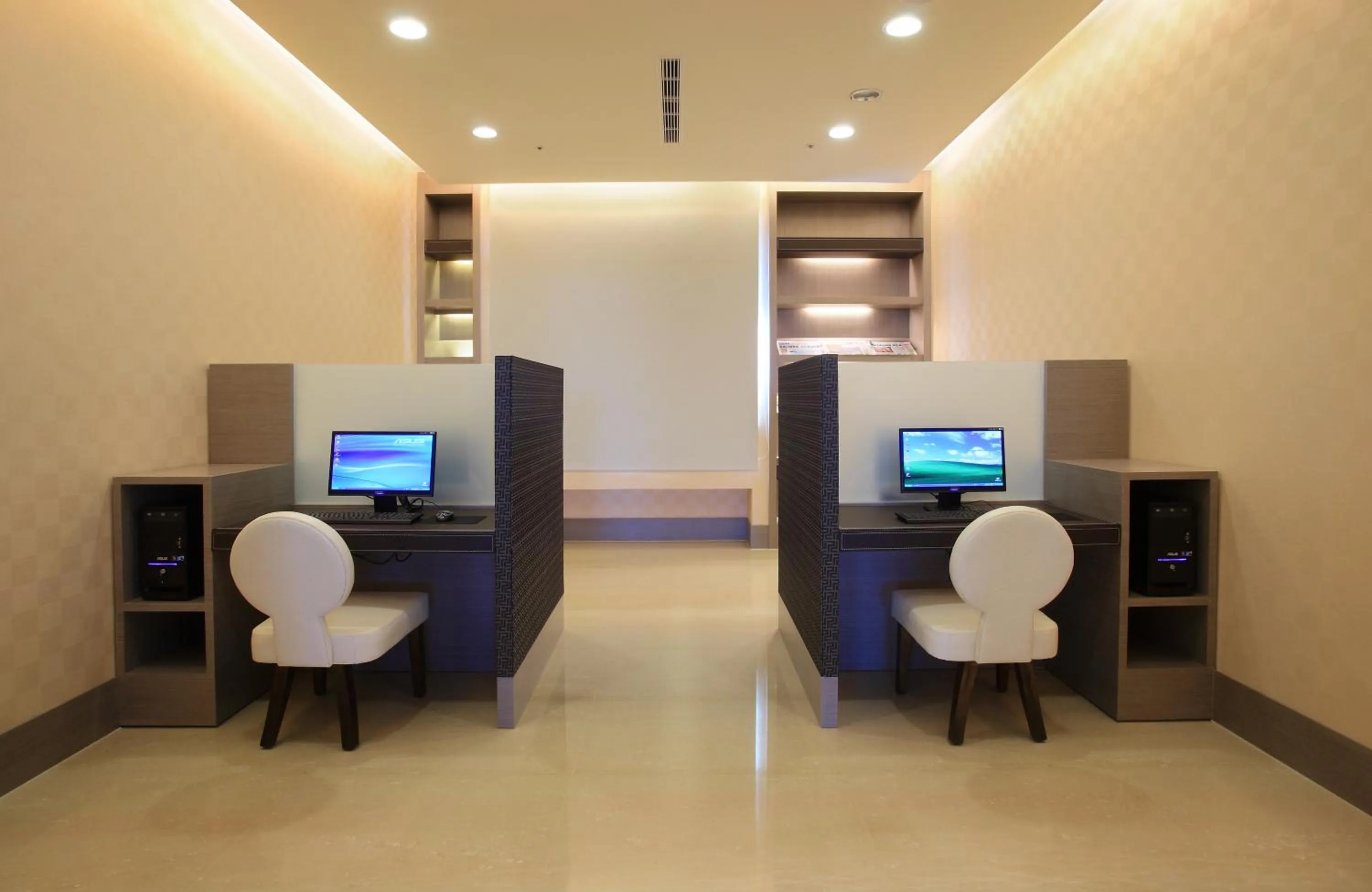 Communal lounge/ TV room in Shinkansen Grand Hotel