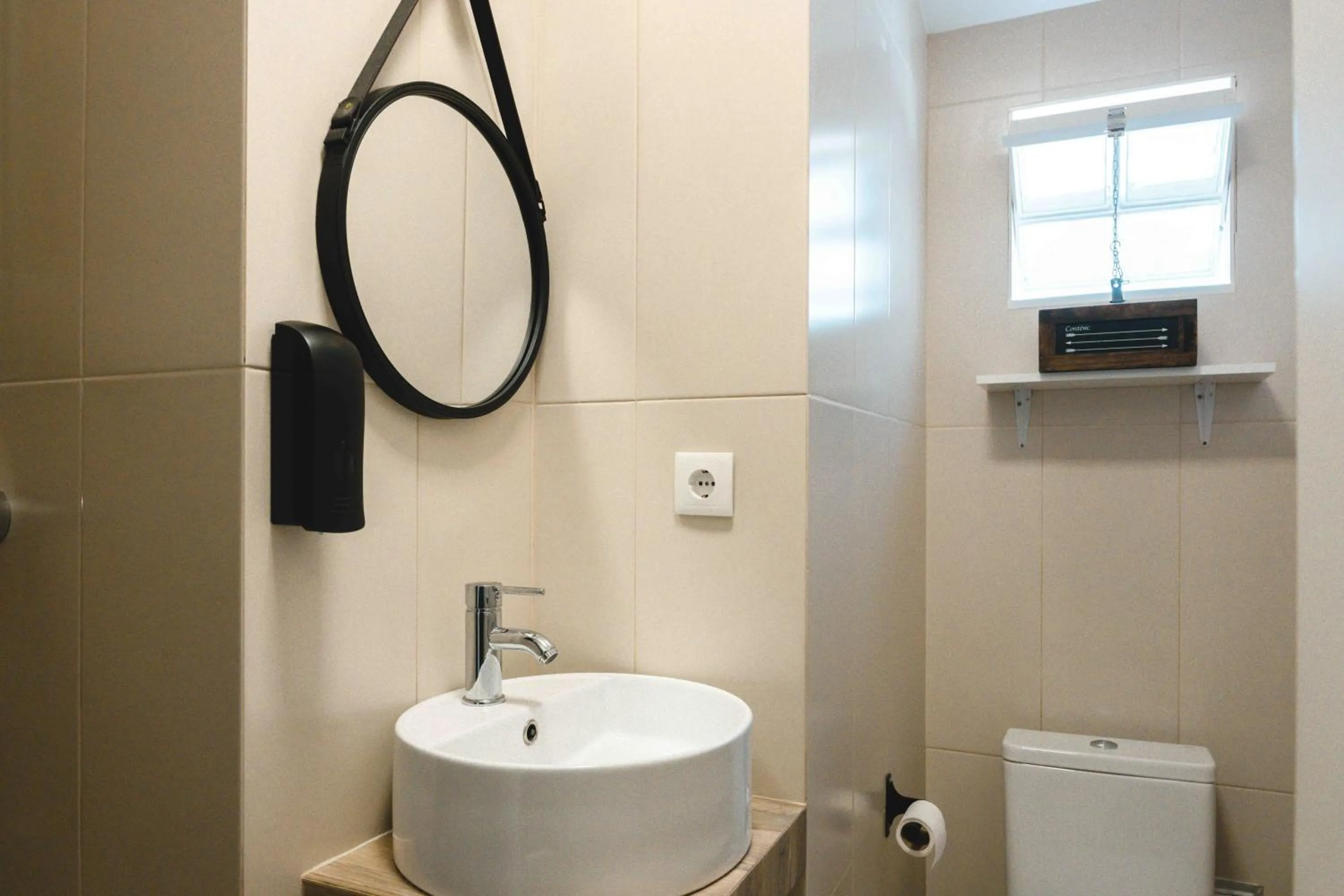 Toilet in Cascais Bay Hostel