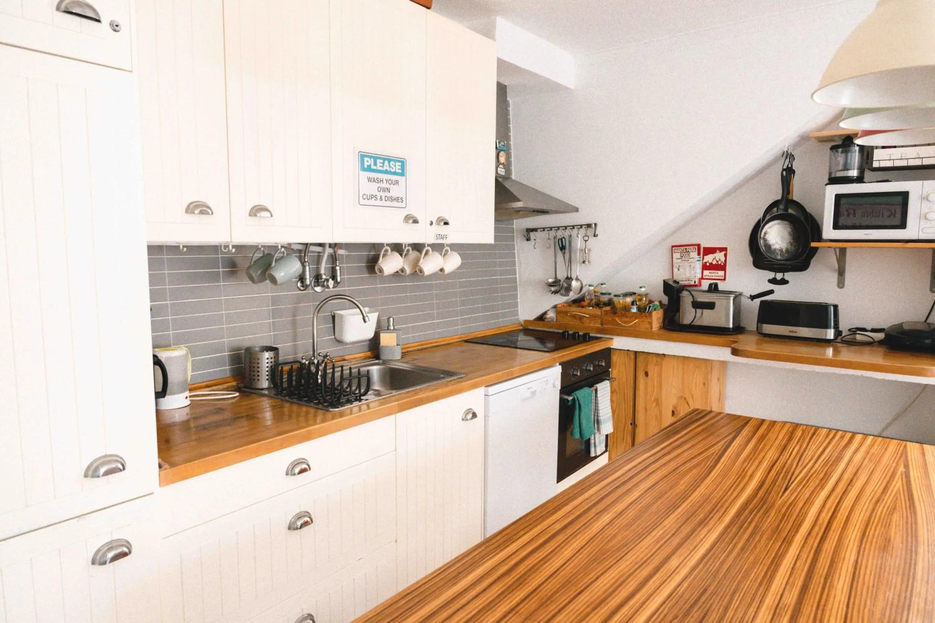 Communal kitchen in Cascais Bay Hostel
