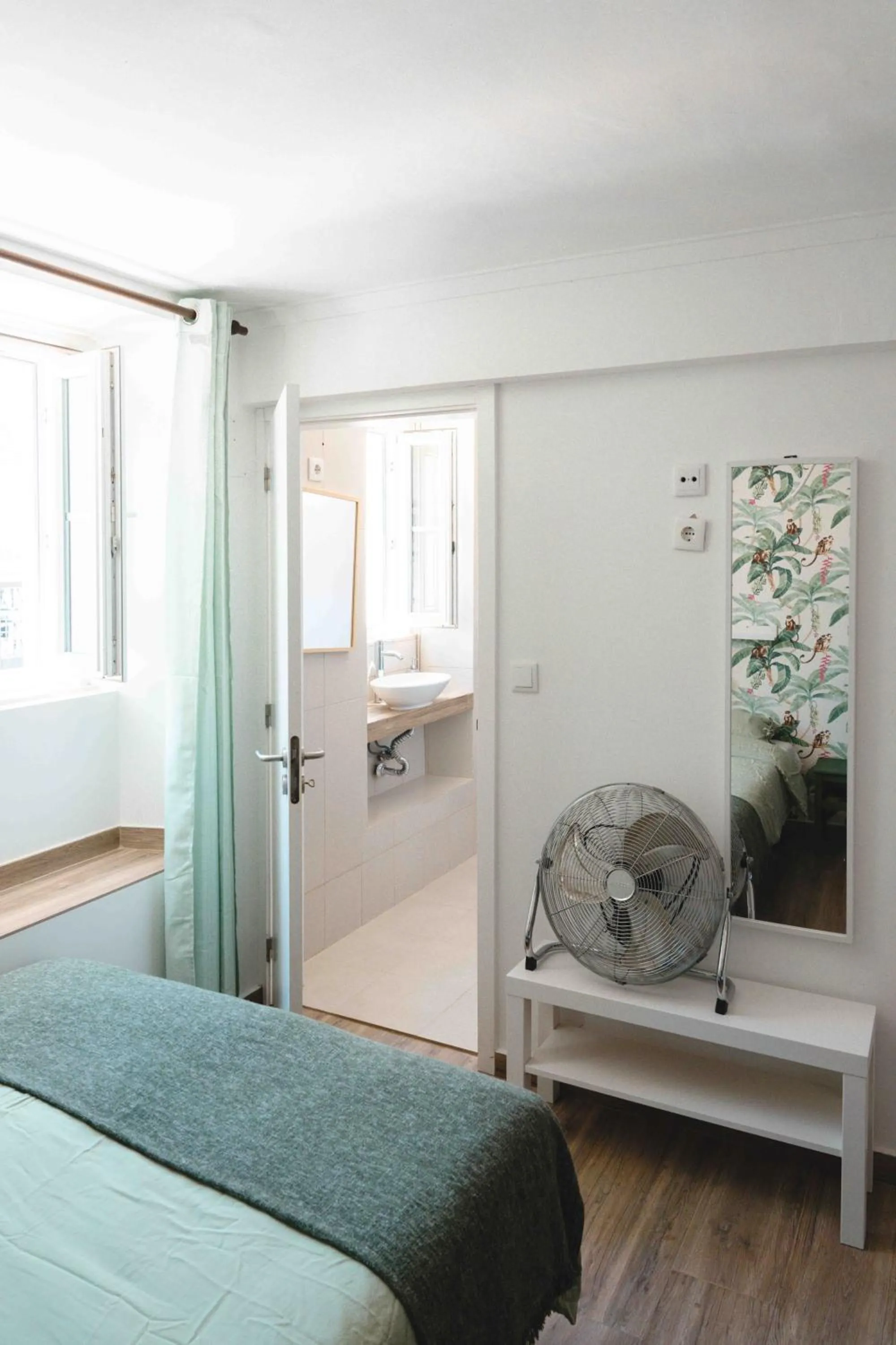 Bedroom, Bed in Cascais Bay Hostel