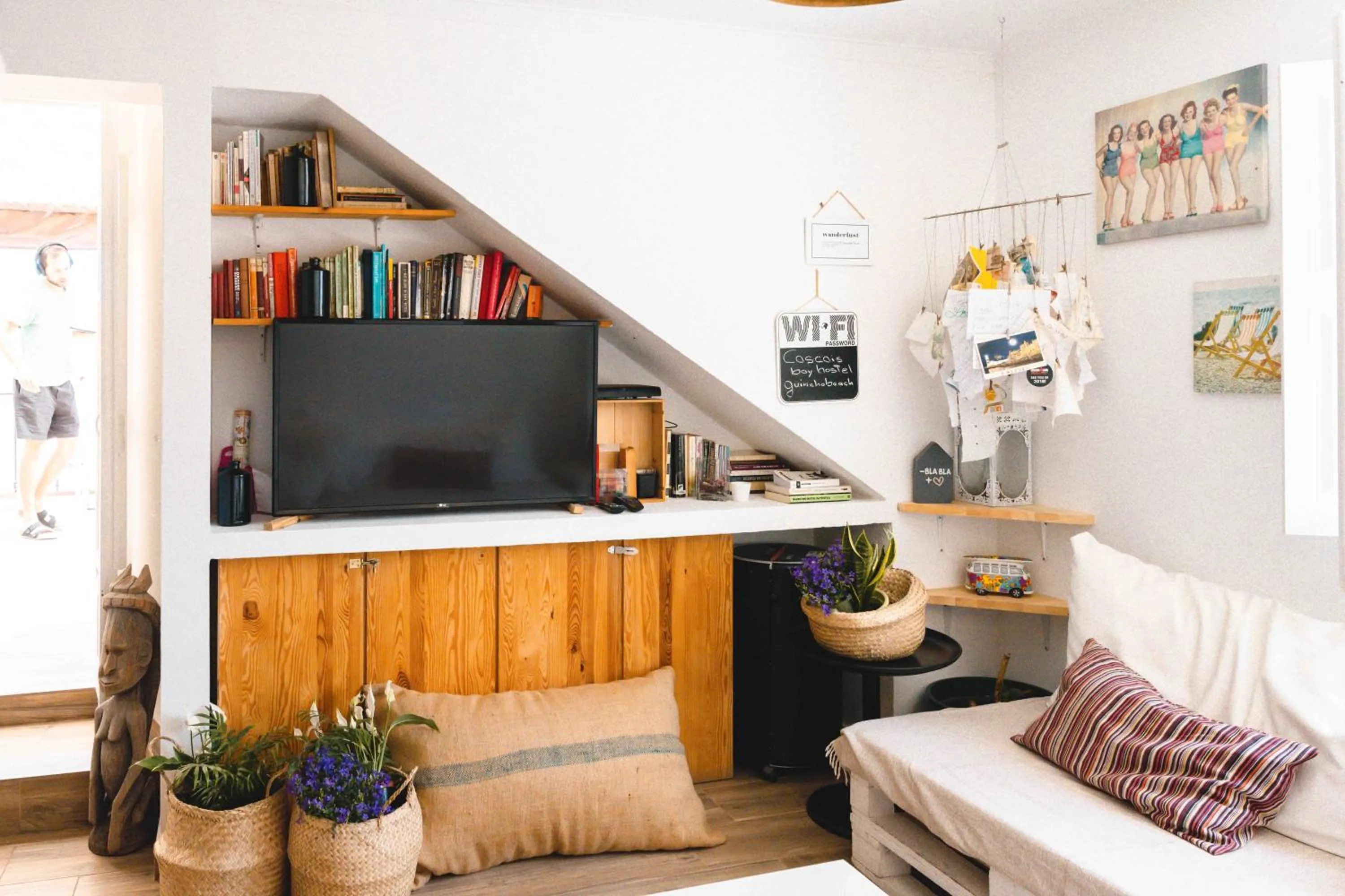 Communal lounge/ TV room in Cascais Bay Hostel
