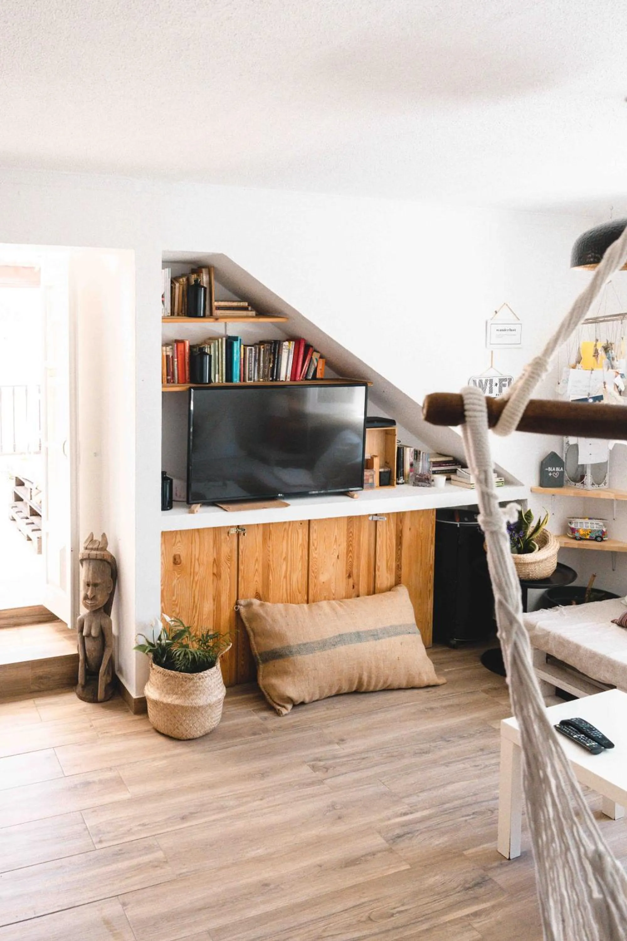 Communal lounge/ TV room in Cascais Bay Hostel