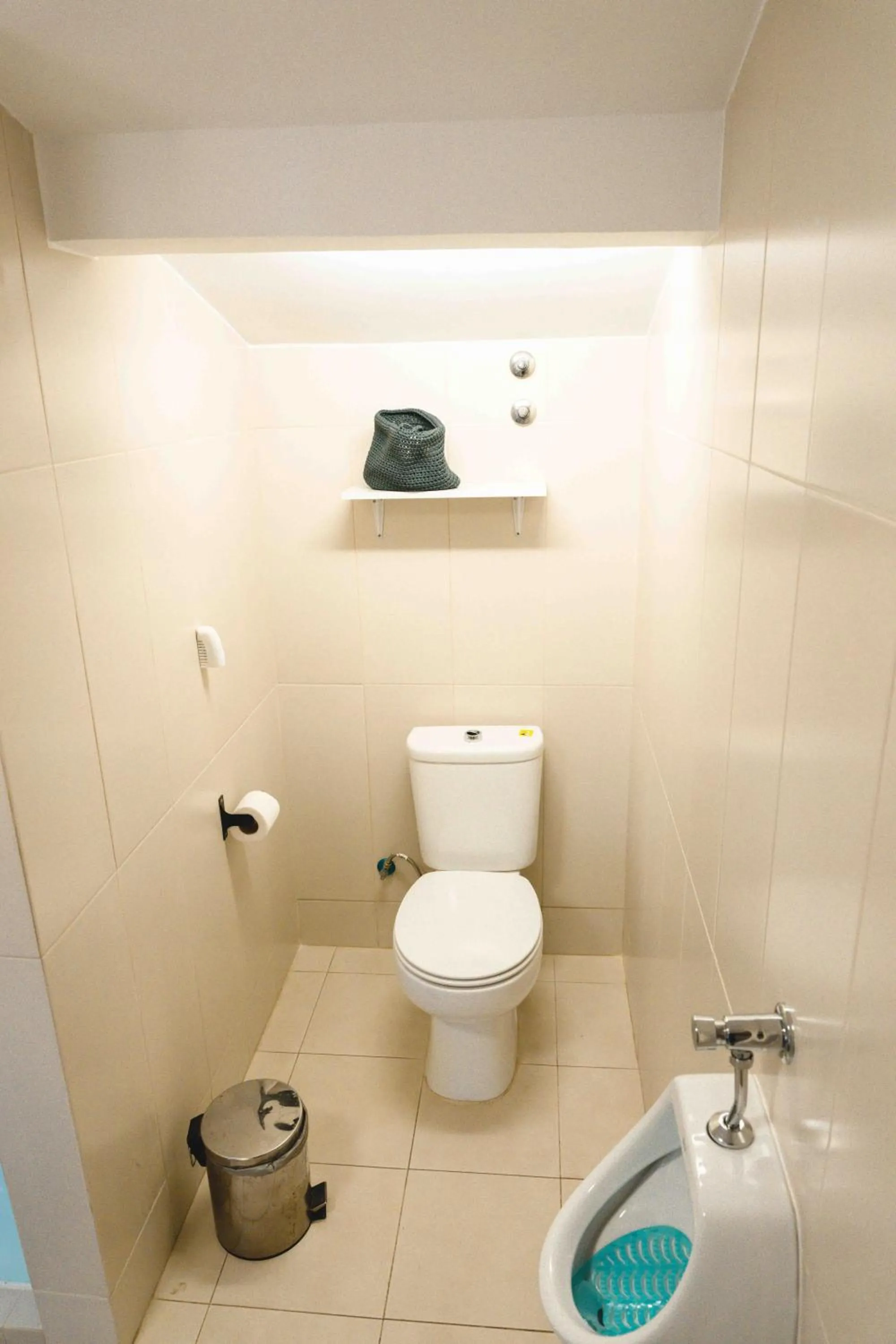 Toilet in Cascais Bay Hostel