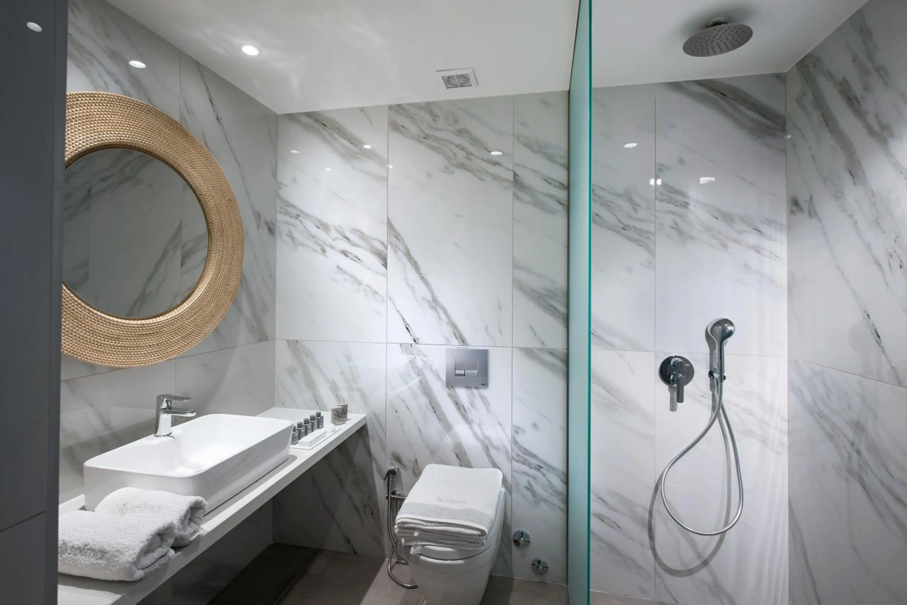 Shower in Solimar White Pearl - Adults Only