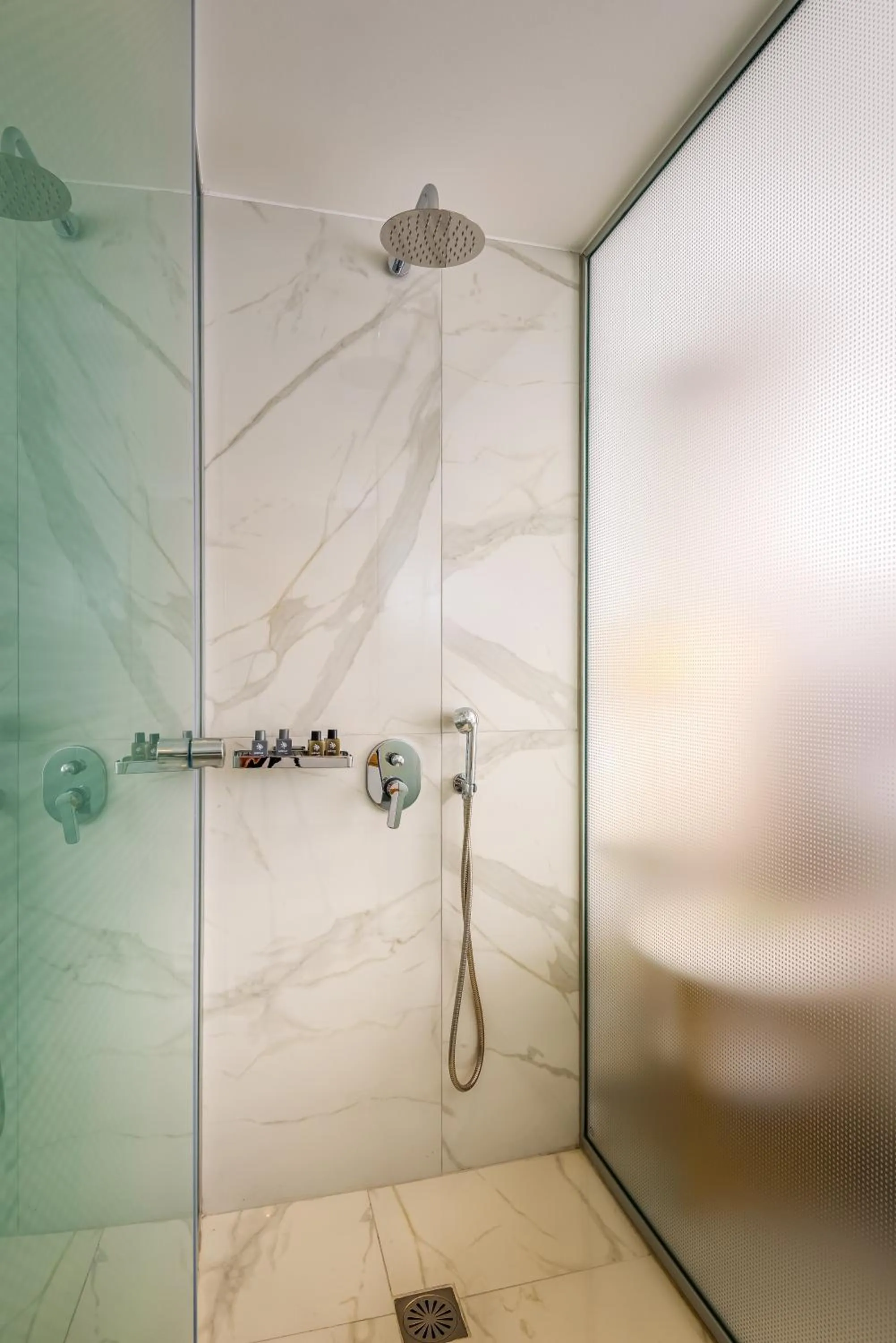 Shower in Solimar White Pearl - Adults Only
