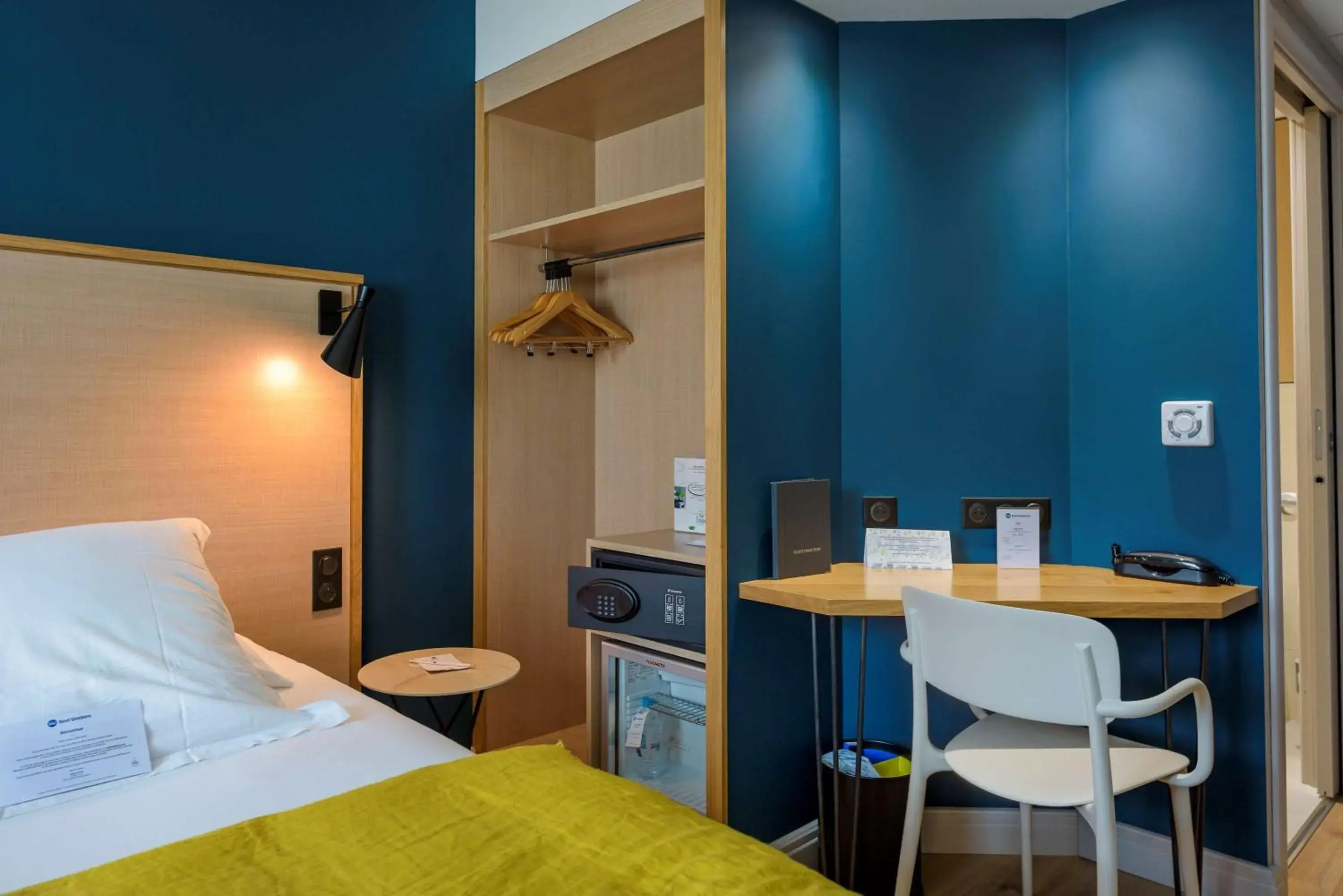 Photo of the whole room, Bed in Best Western Montecristo-Bastia Photo of the whole room, Bed in Best Western Montecristo-Bastia