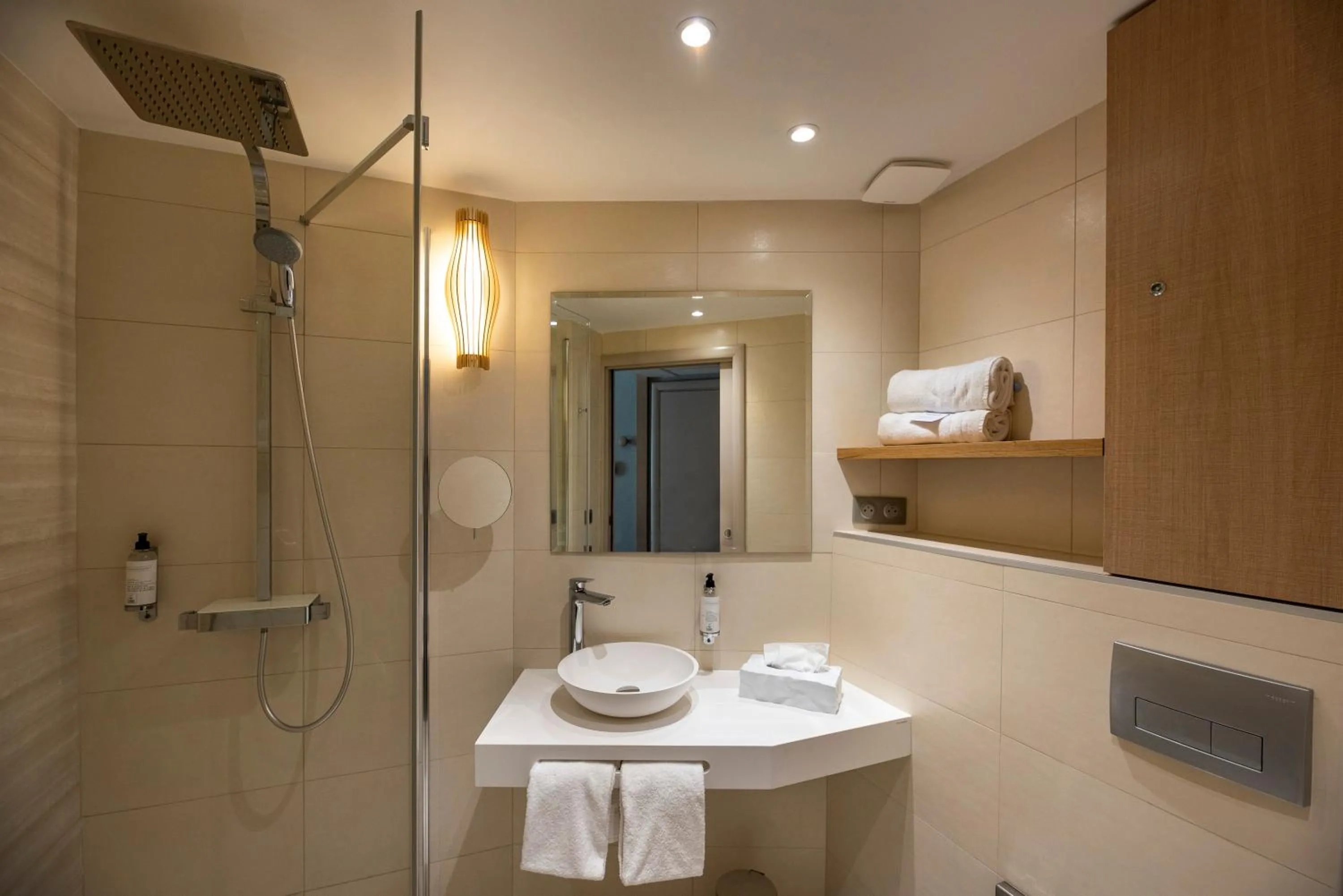 Shower in Best Western Montecristo-Bastia