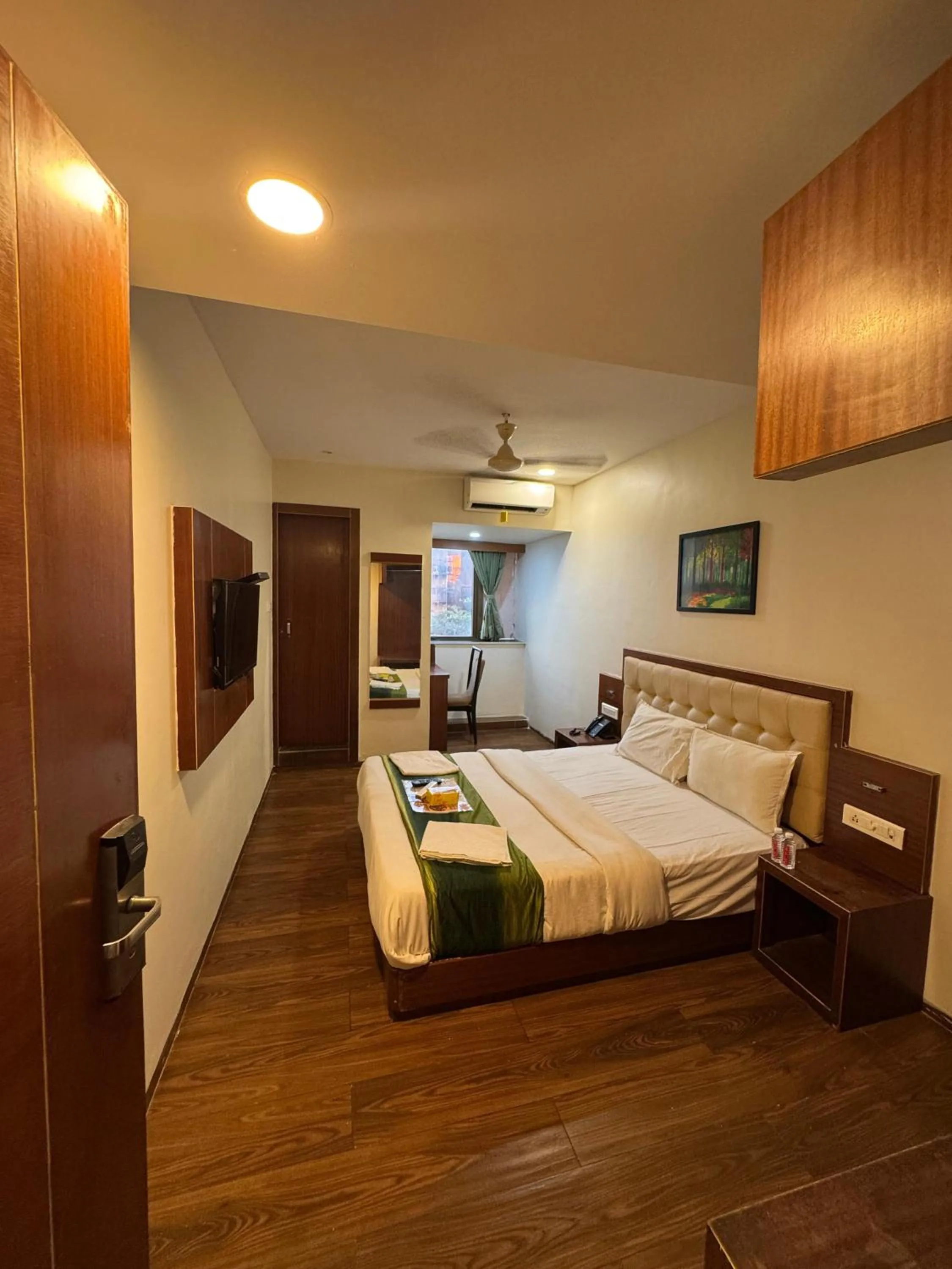 Bedroom, Bed in Aflon midc andheri east