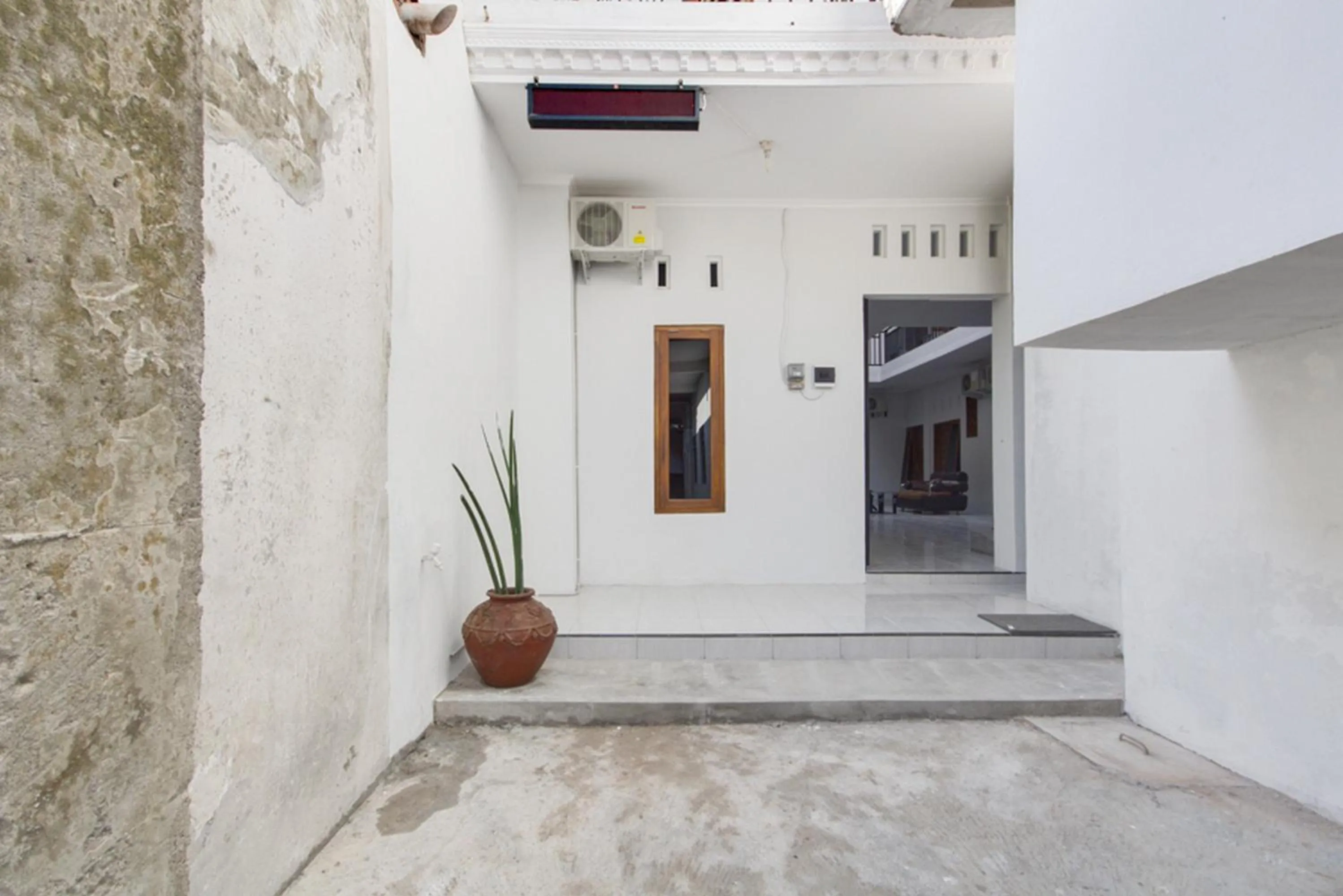 Facade/entrance in RedDoorz near Pascasarjana UGM 2