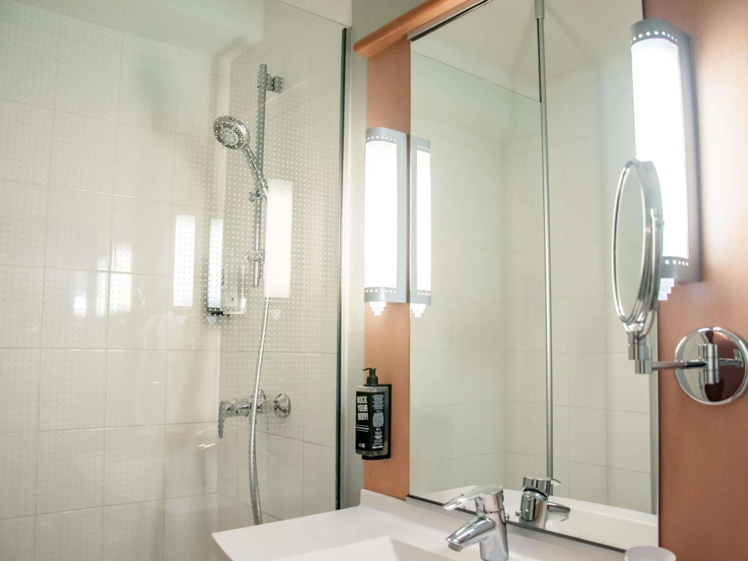 Shower in ibis Montpellier Centre Comedie