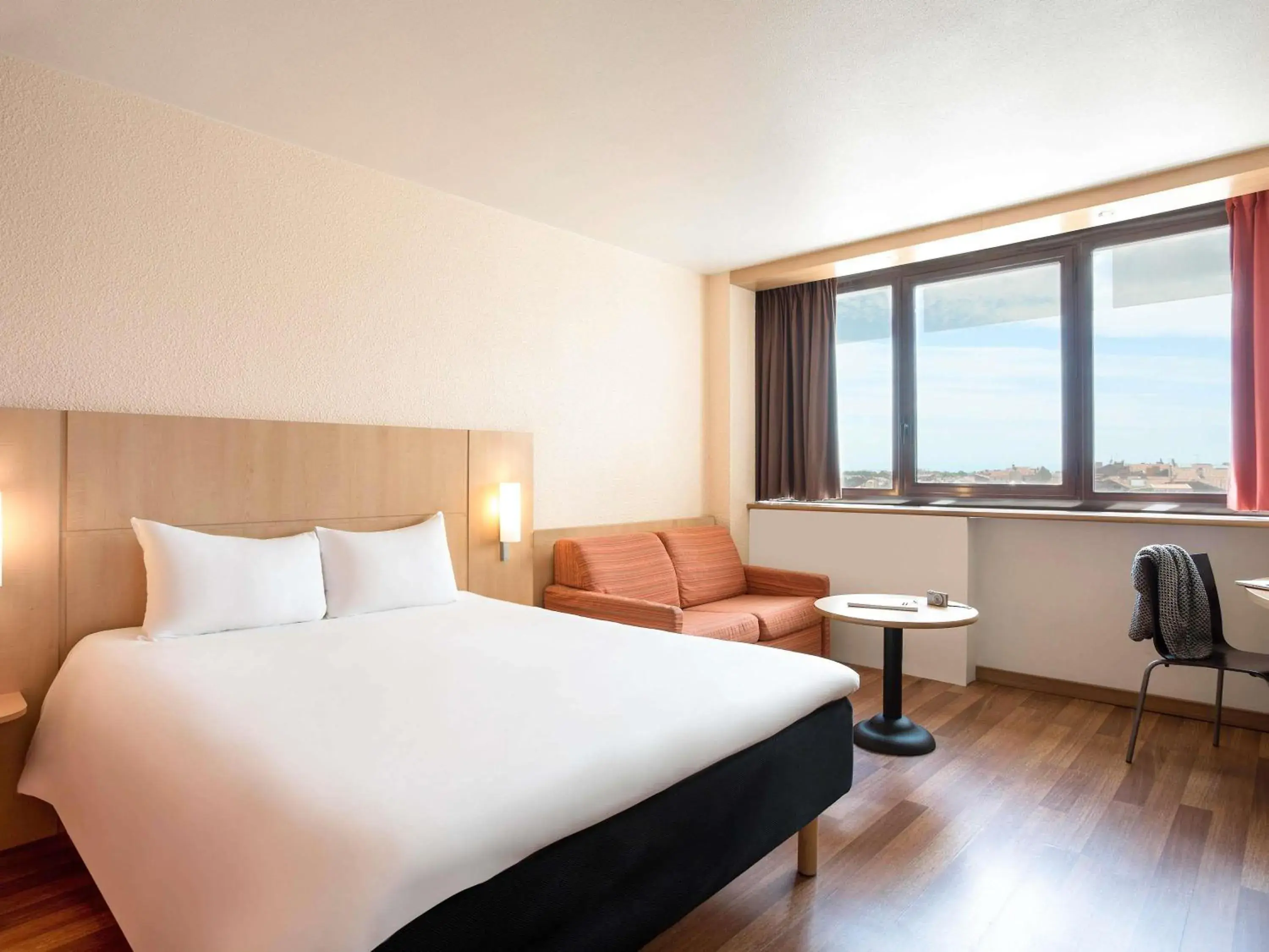 Bedroom, Bed in ibis Montpellier Centre Comedie Bedroom, Bed in ibis Montpellier Centre Comedie