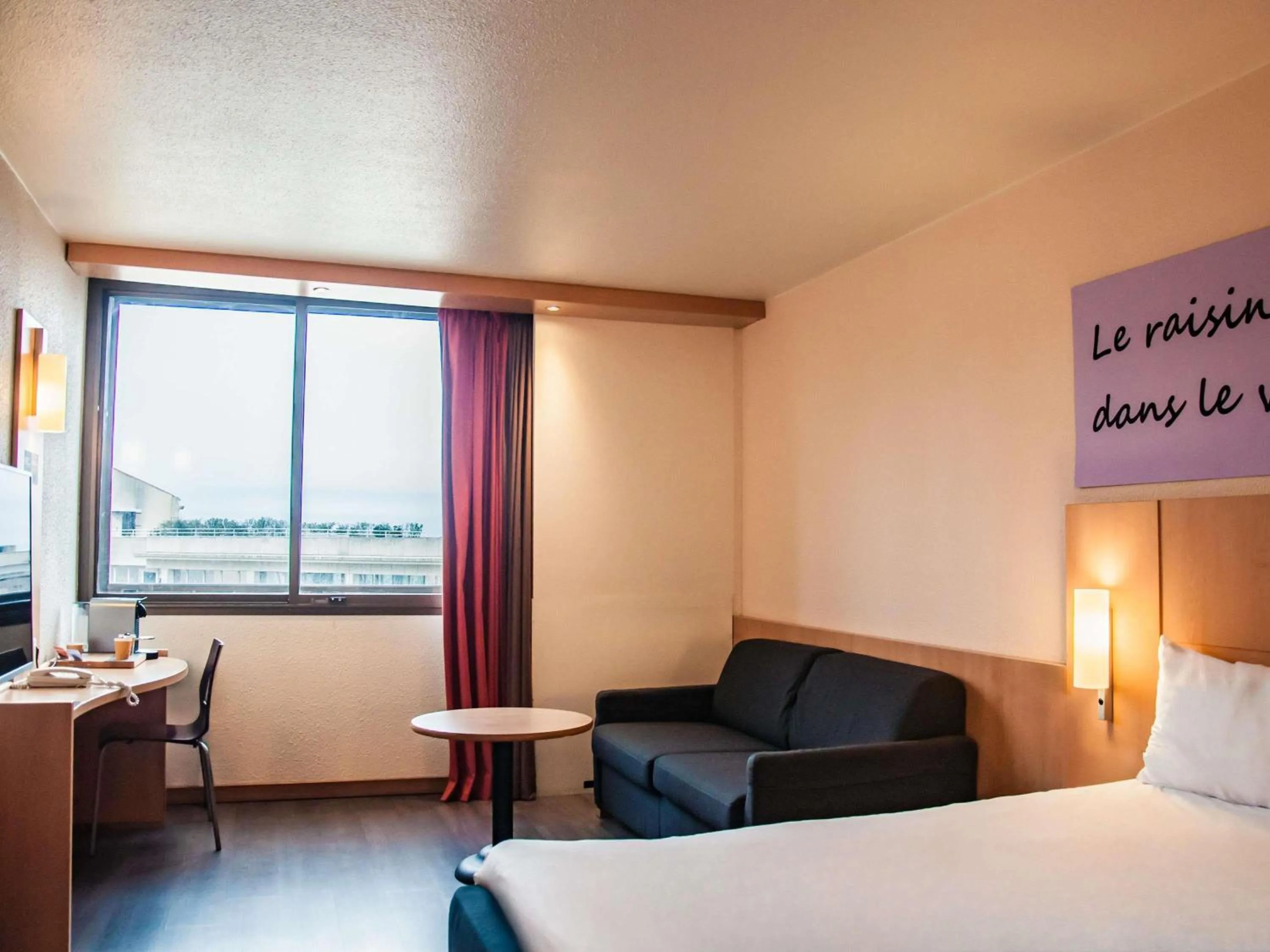 Bedroom, Bed in ibis Montpellier Centre Comedie