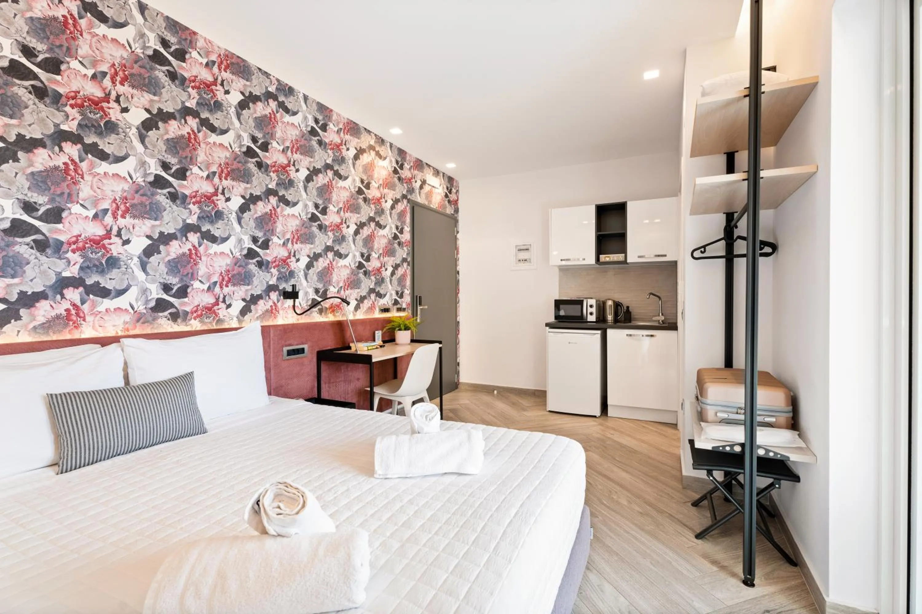 Kitchen or kitchenette, Bed in Frunze Luxury Apartments