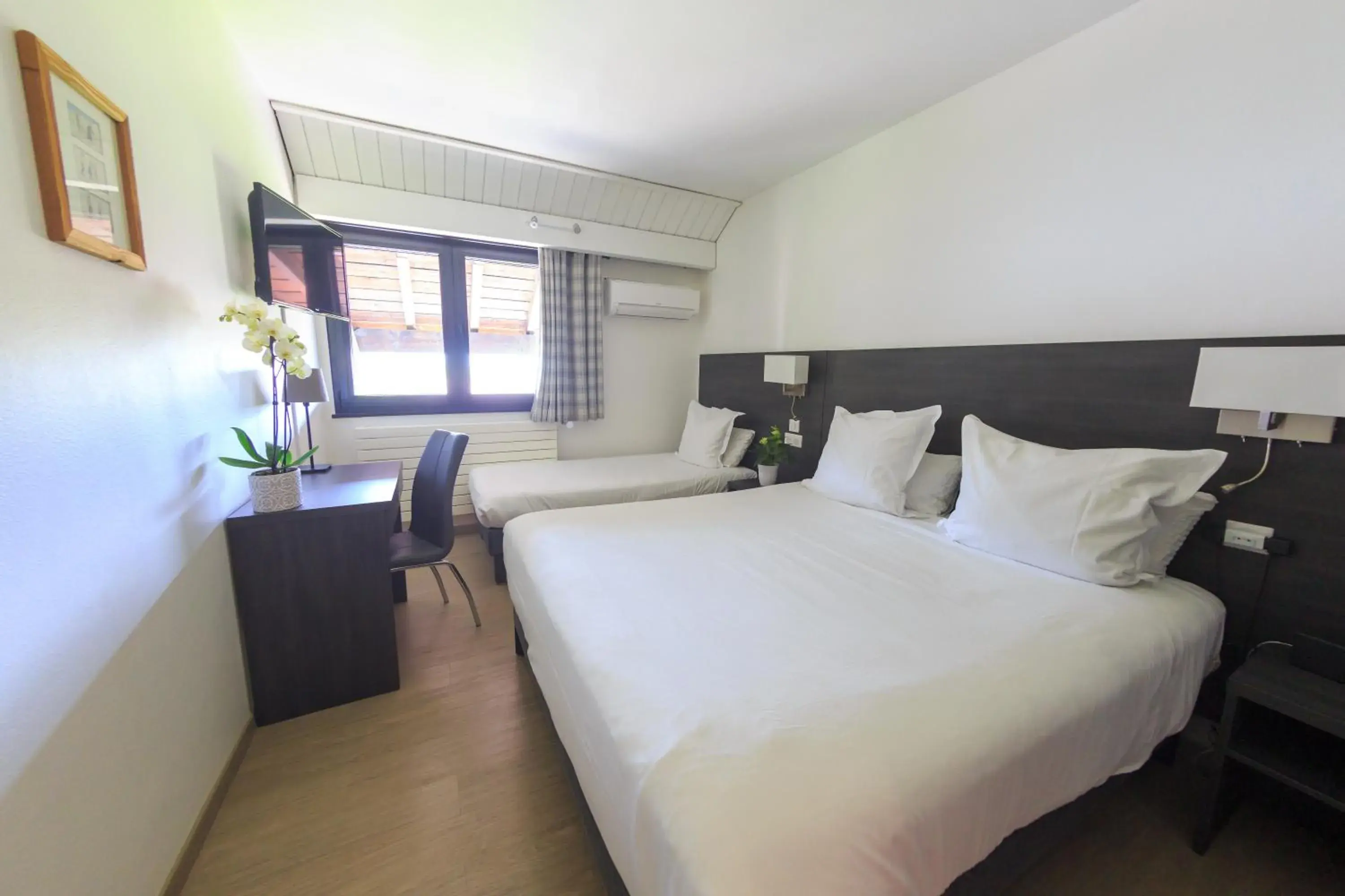 Triple Room in Logis hôtel Annecy nord / Argonay Triple Room in Logis hôtel Annecy nord / Argonay