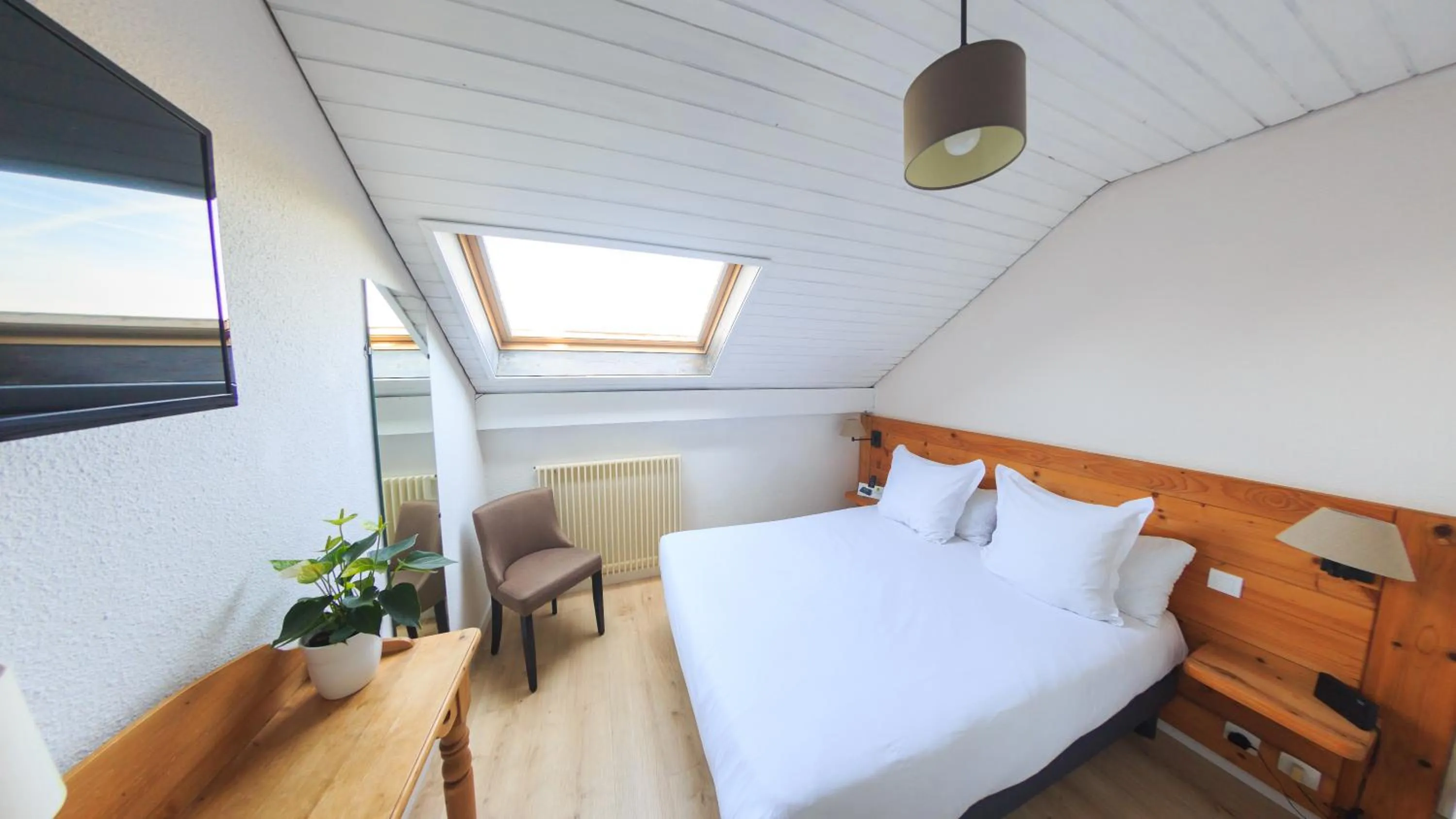 Photo of the whole room, Bed in Logis hôtel Annecy nord / Argonay