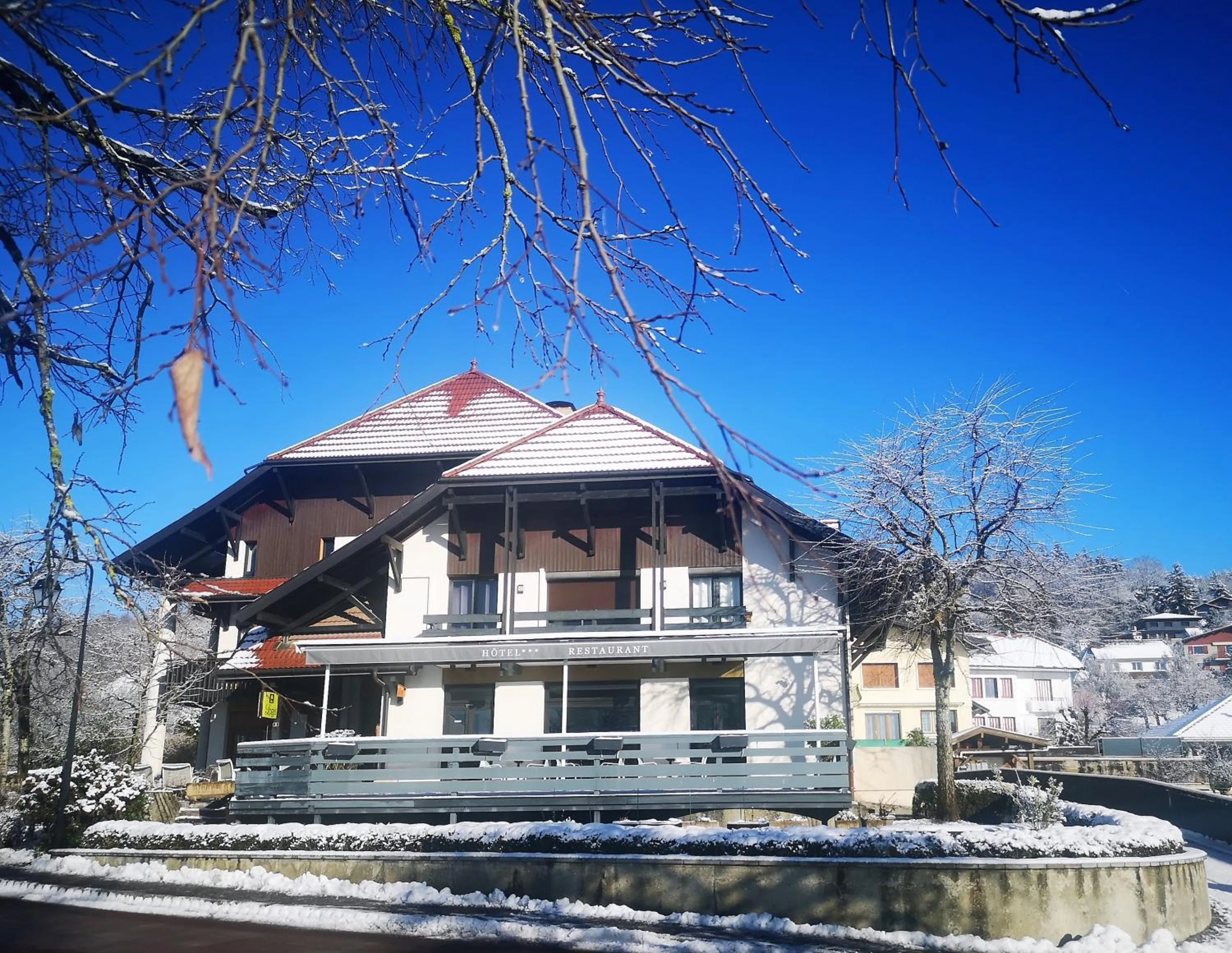 Property building in Logis hôtel Annecy nord / Argonay