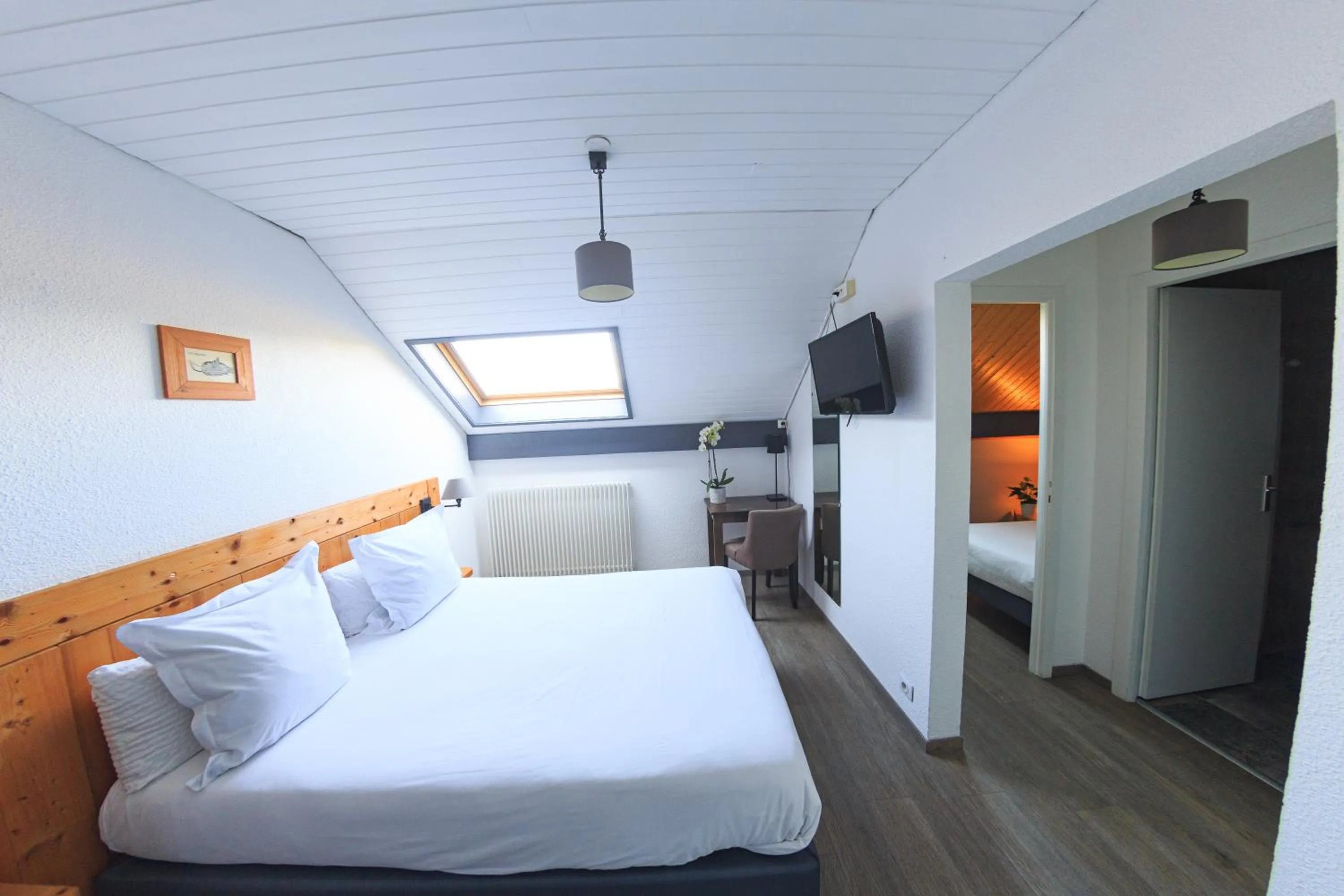 Bed in Logis hôtel Annecy nord / Argonay