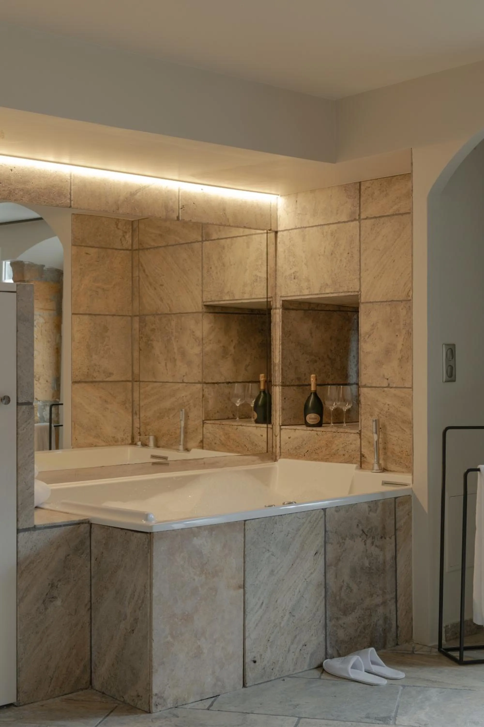 Hot Tub in MiHotel Le Gourguillon