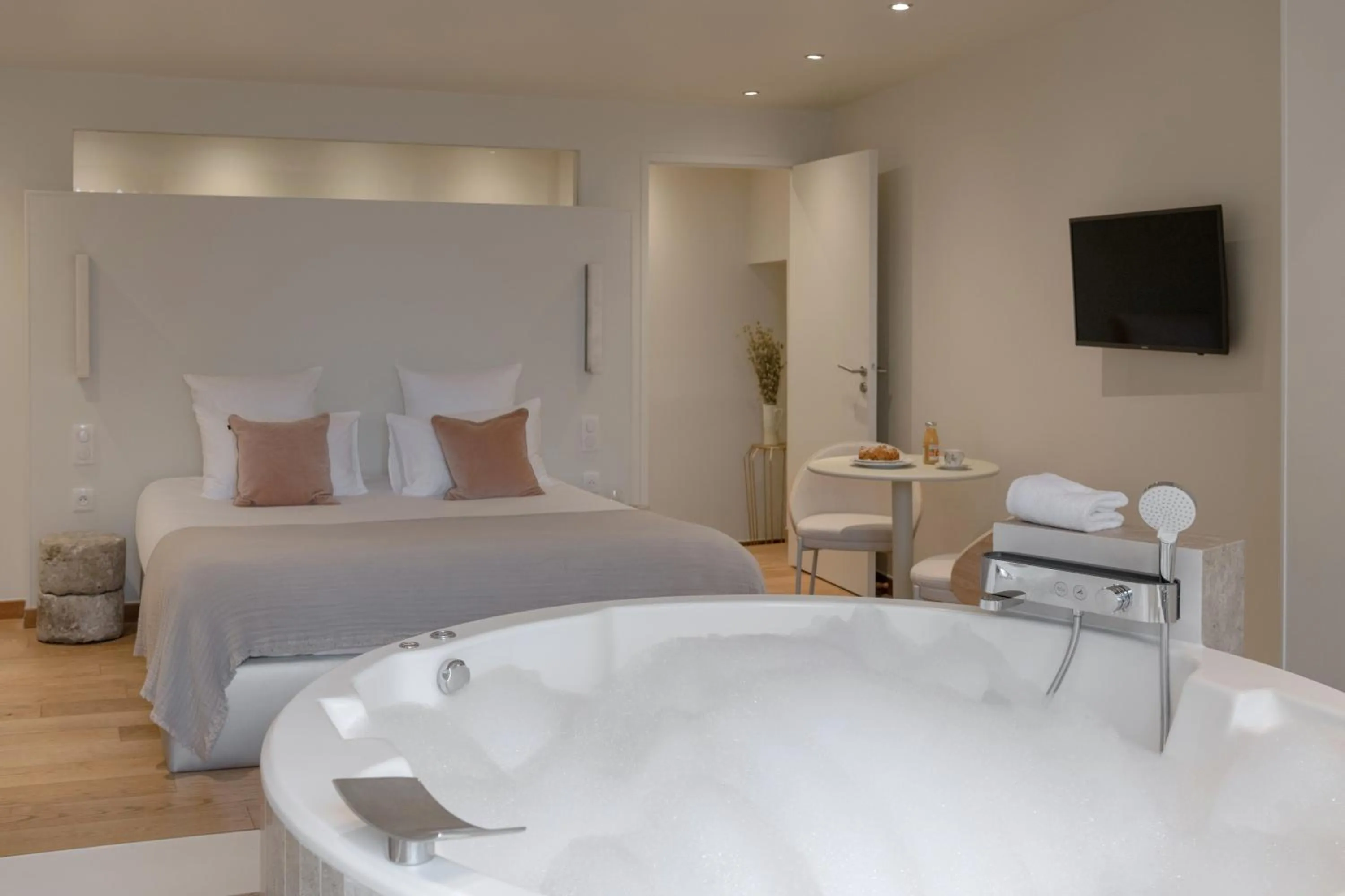 Hot Tub, Bed in MiHotel Le Gourguillon