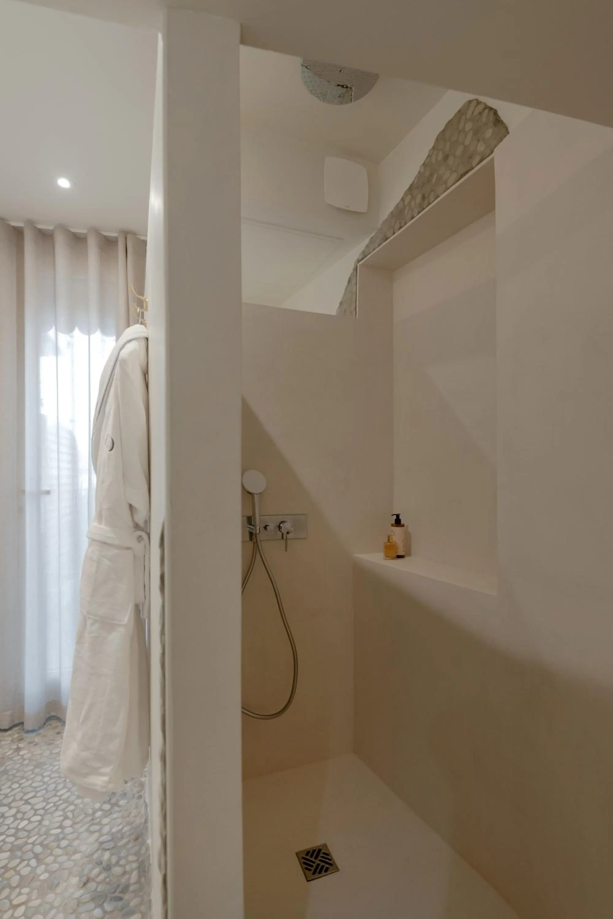 Shower in MiHotel Le Gourguillon