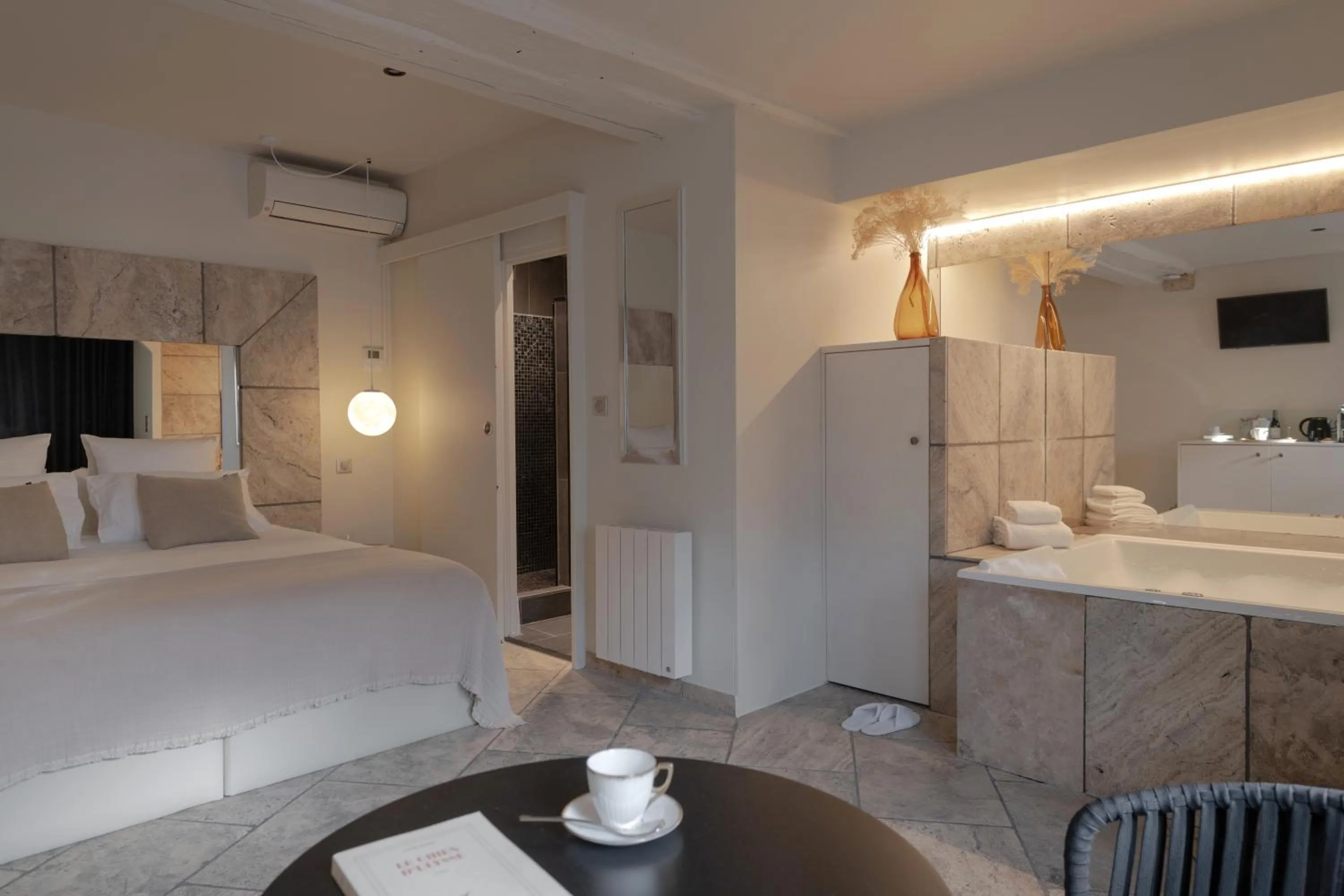 Bedroom, Bed in MiHotel Le Gourguillon