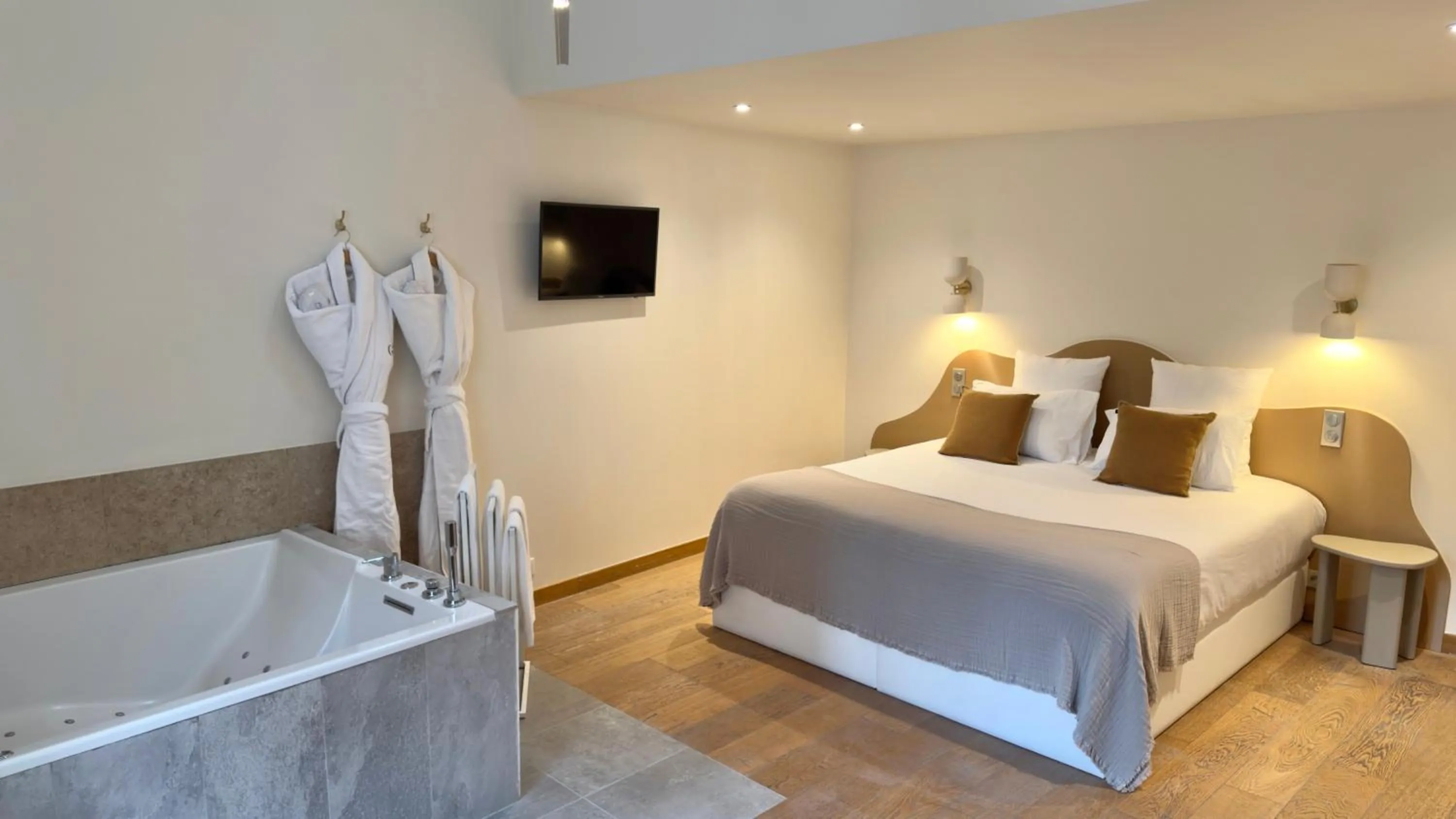 Bed in MiHotel Le Gourguillon