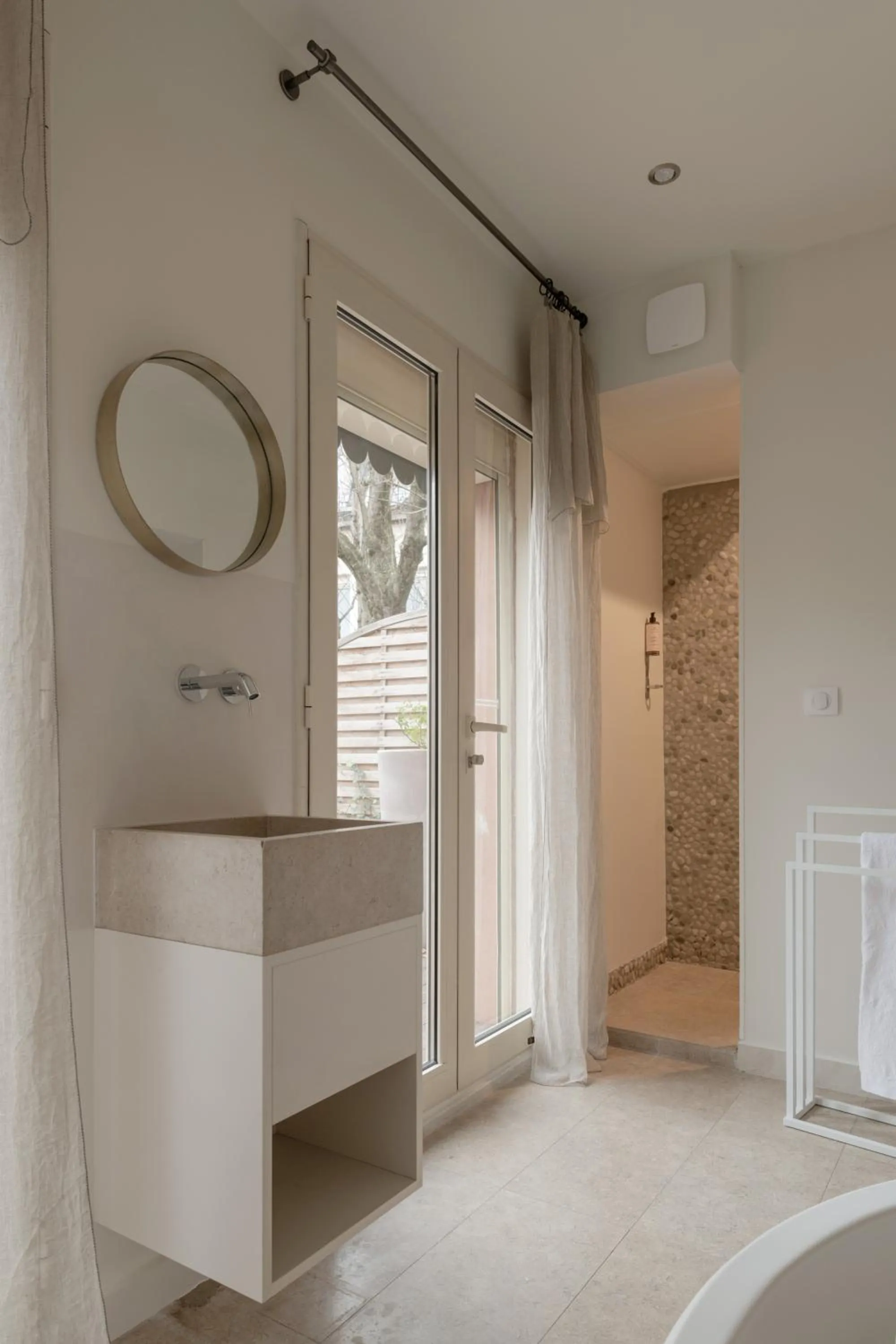 Bathroom, Bed in MiHotel Le Gourguillon