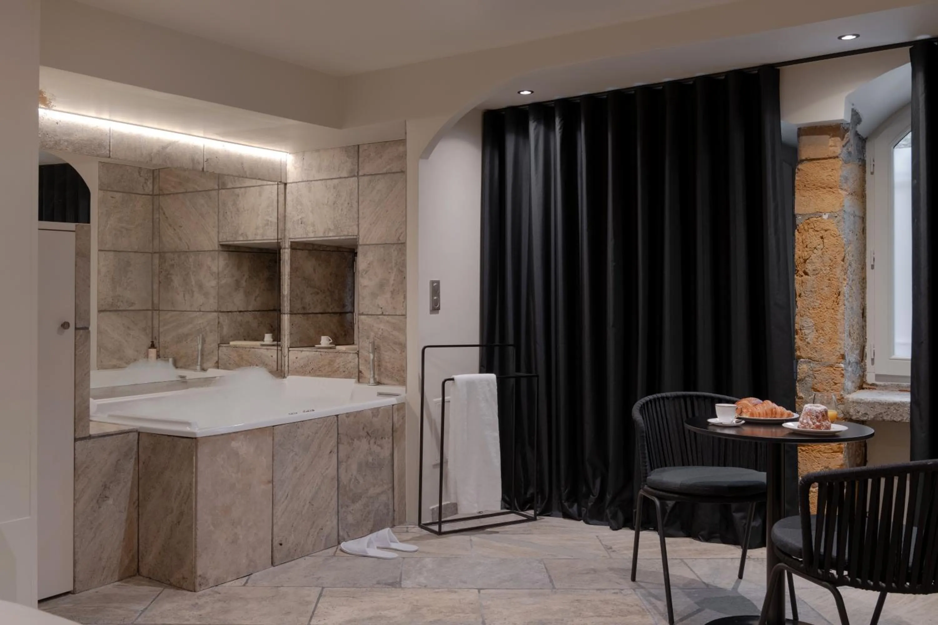 Hot Tub in MiHotel Le Gourguillon