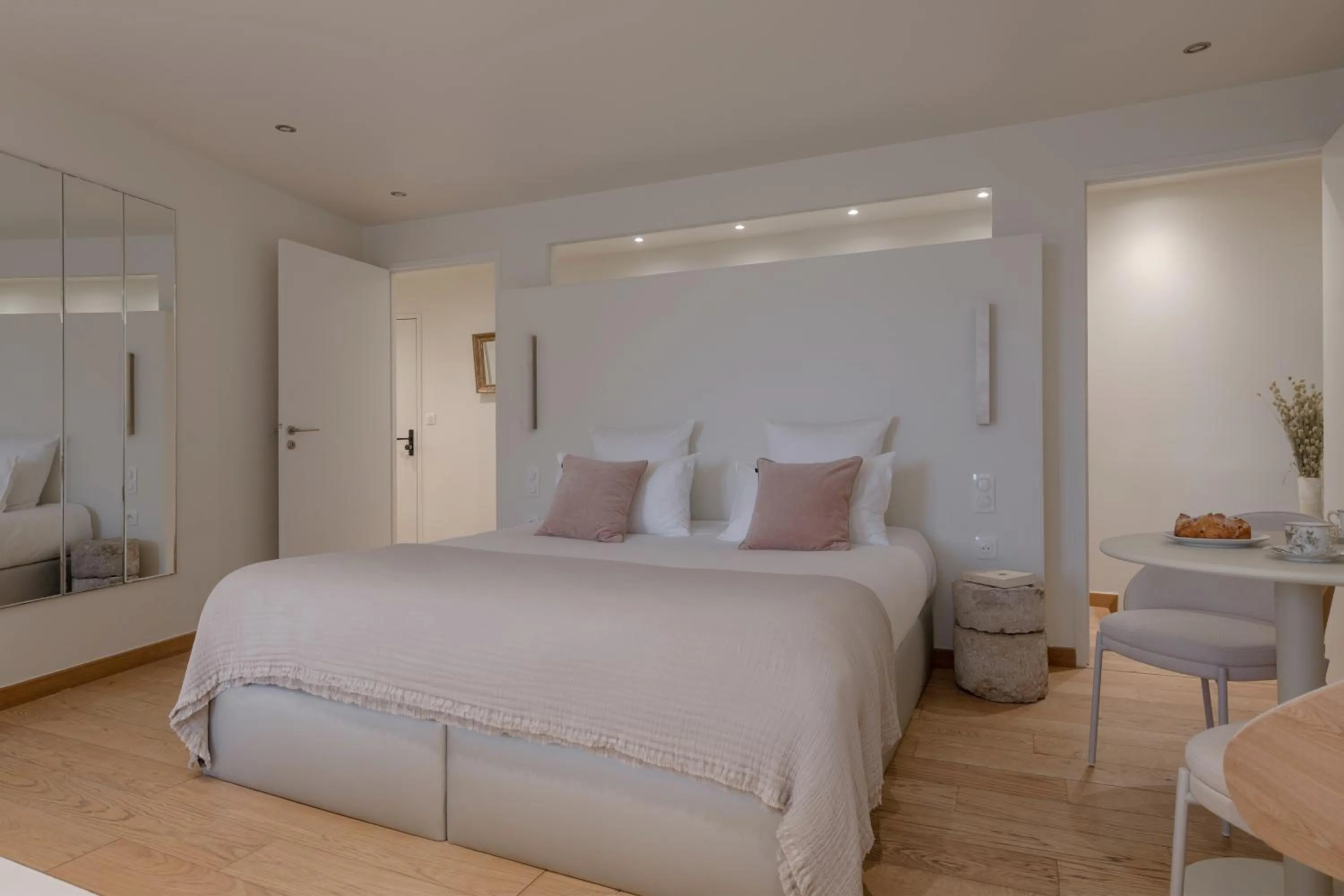 View (from property/room), Bed in MiHotel Le Gourguillon