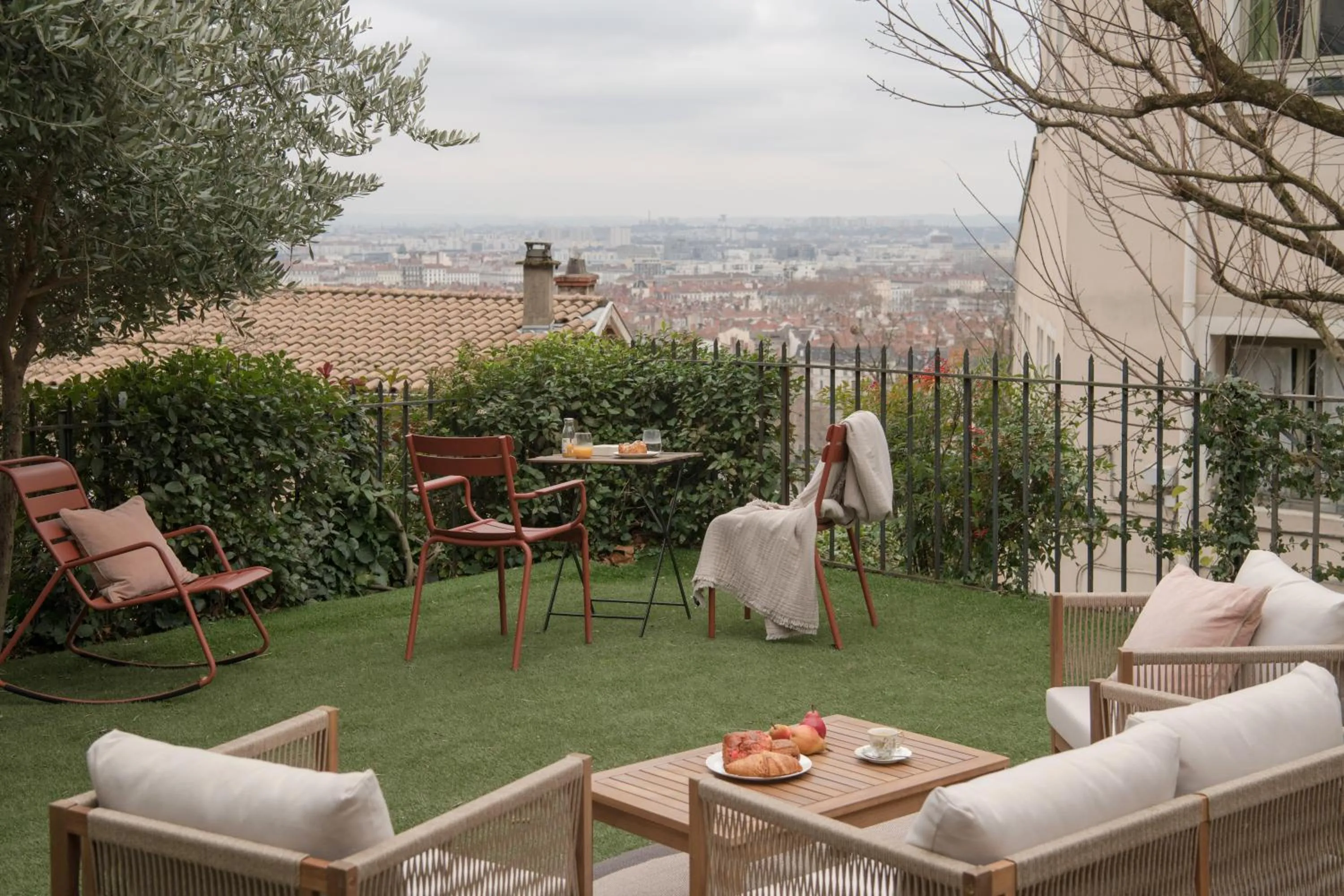 Patio in MiHotel Le Gourguillon