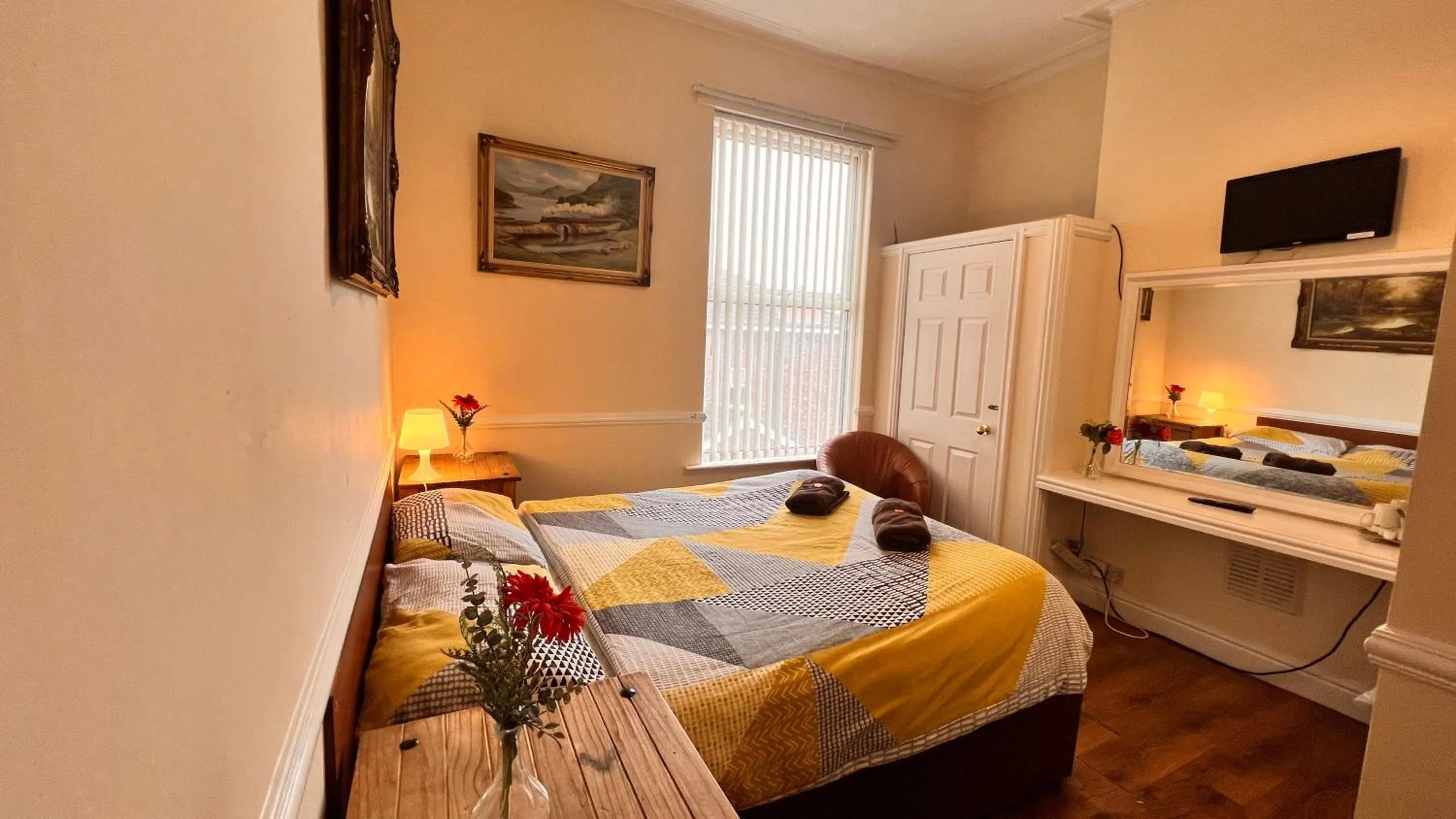 Photo of the whole room, Bed in Castle Lodge Guest House 86-88 Sheil Rd L6 3AF