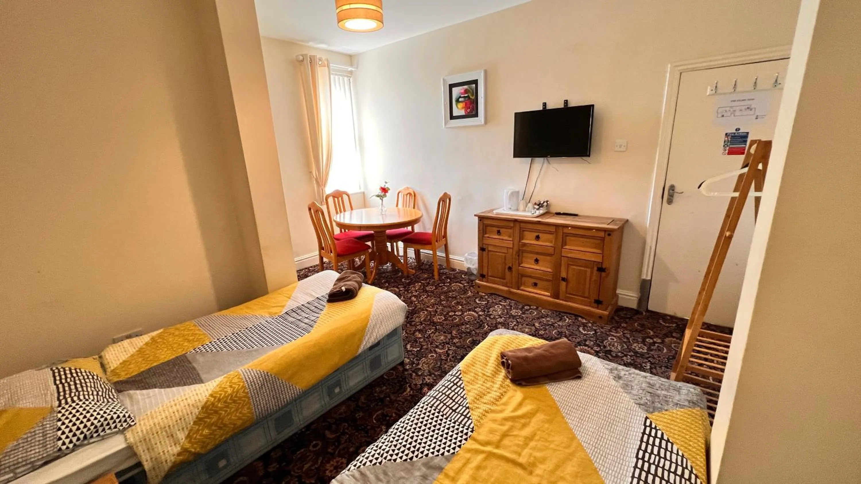 Photo of the whole room, Bed in Castle Lodge Guest House 86-88 Sheil Rd L6 3AF