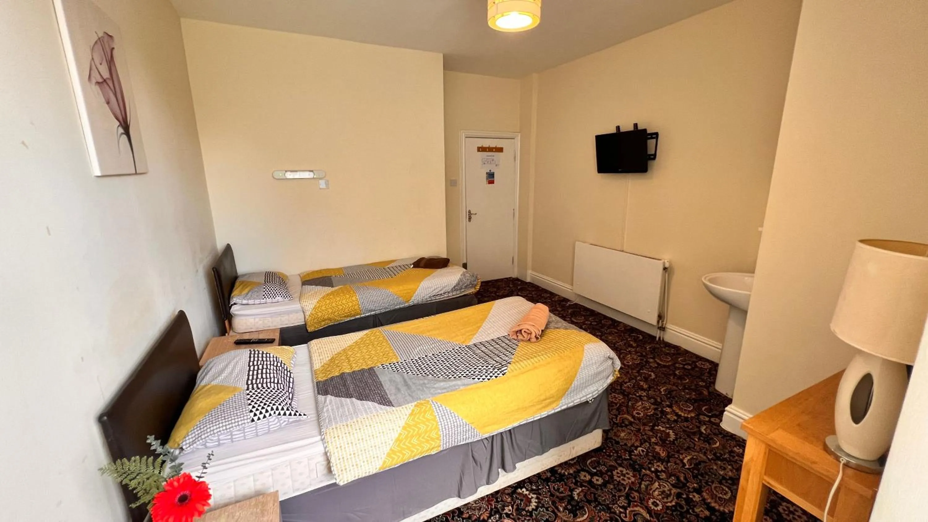 Photo of the whole room, Bed in Castle Lodge Guest House 86-88 Sheil Rd L6 3AF